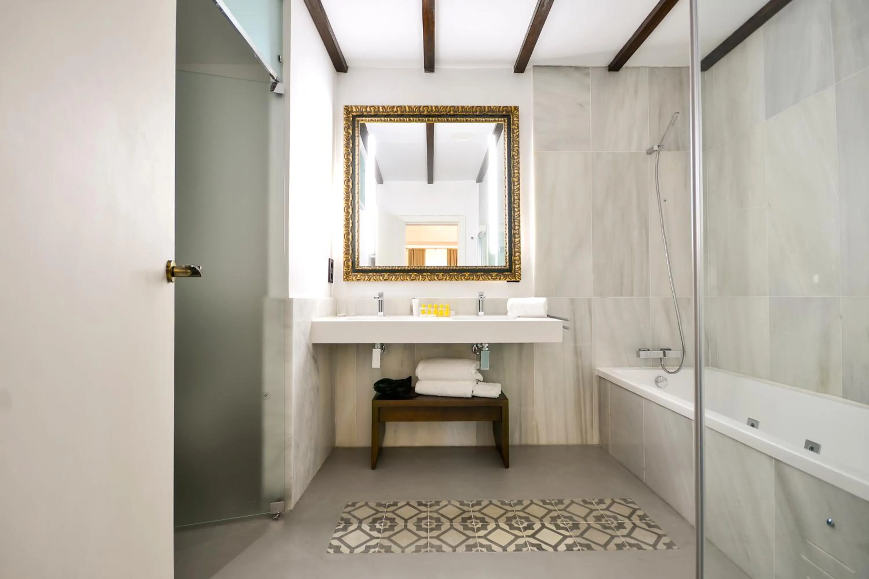 Toilet in Legado Alcazar Hotel