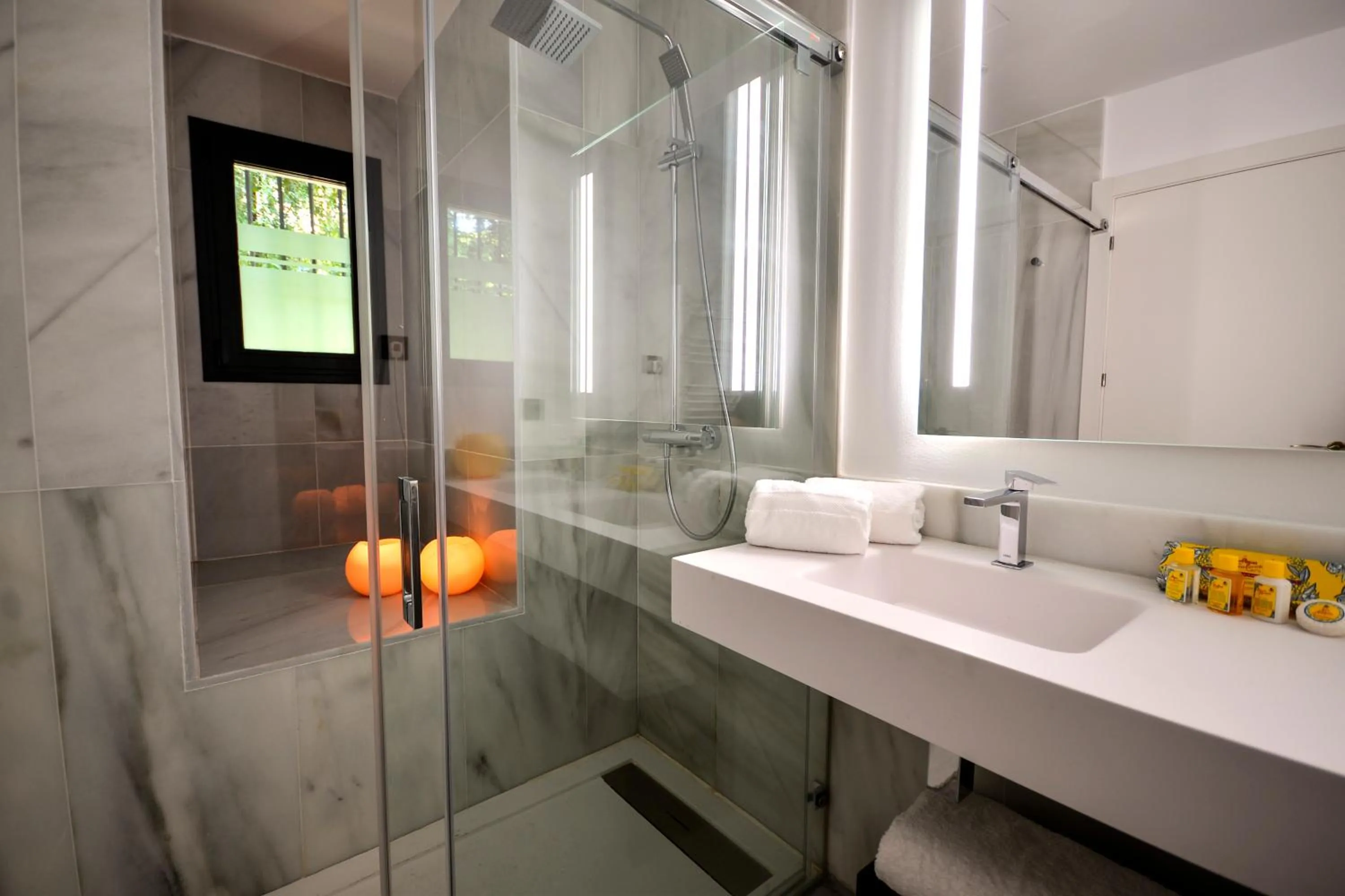 Shower in Legado Alcazar Hotel