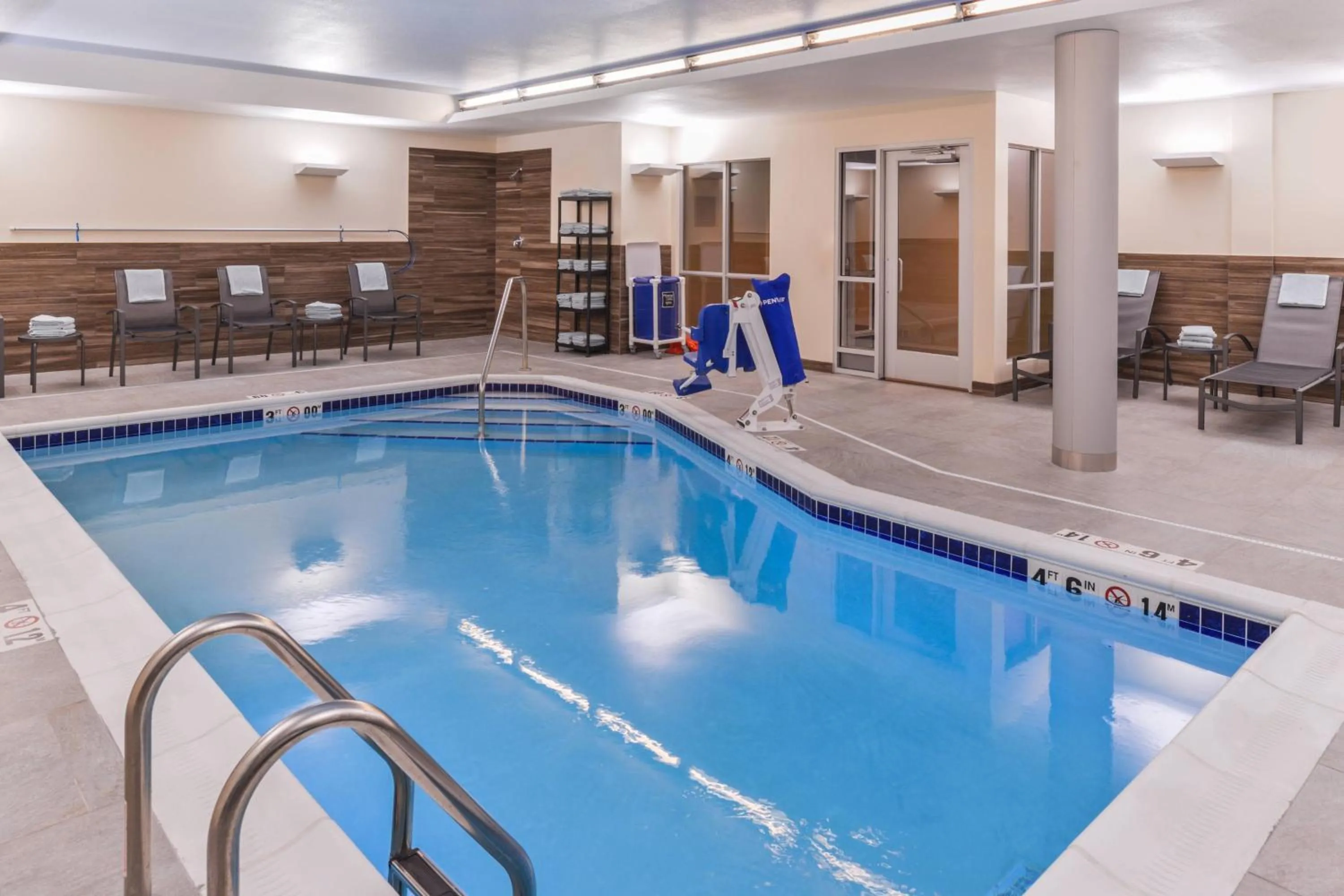 Swimming pool in Fairfield Inn & Suites by Marriott Coralville