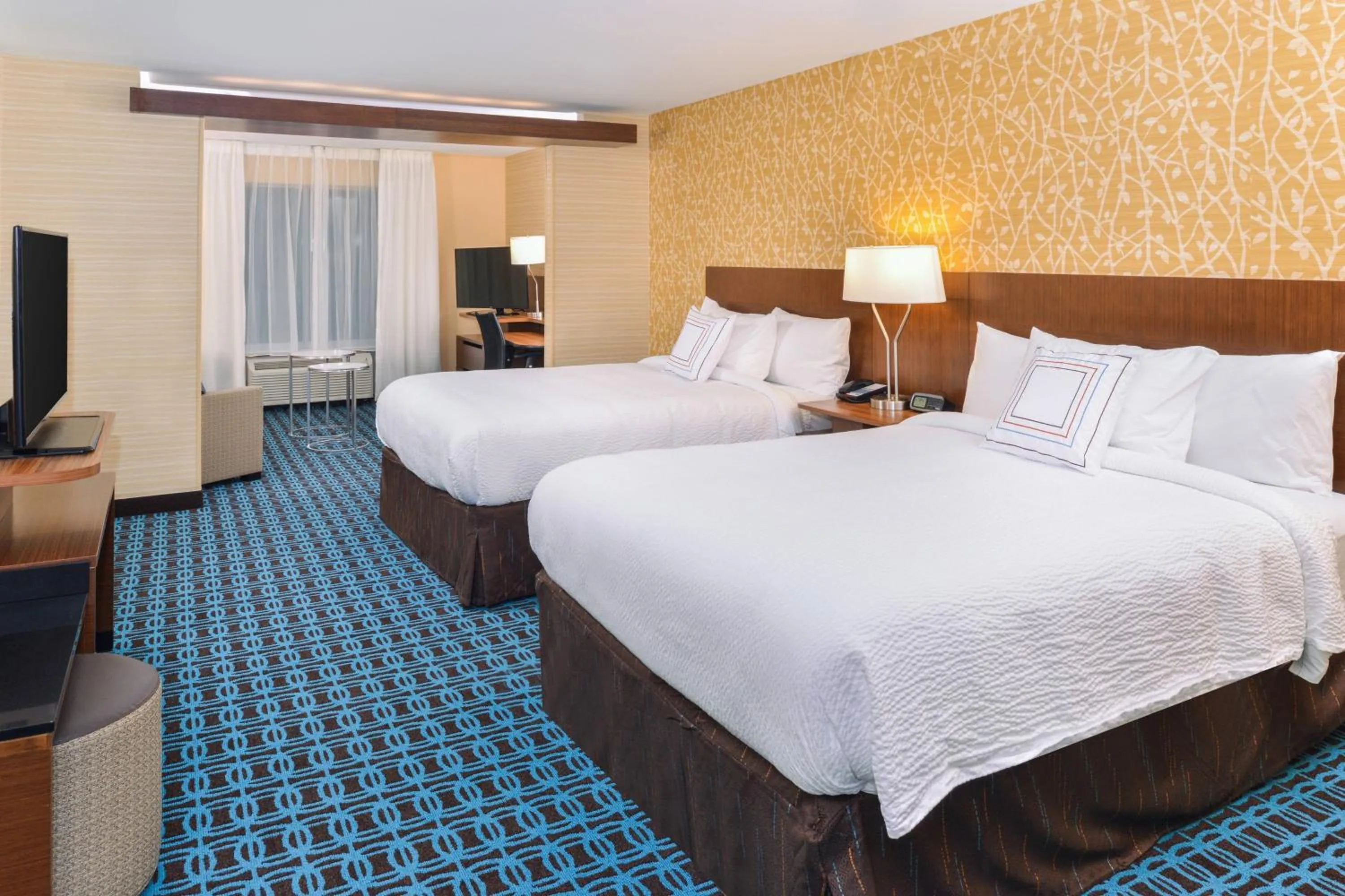 Photo of the whole room, Bed in Fairfield Inn & Suites by Marriott Coralville