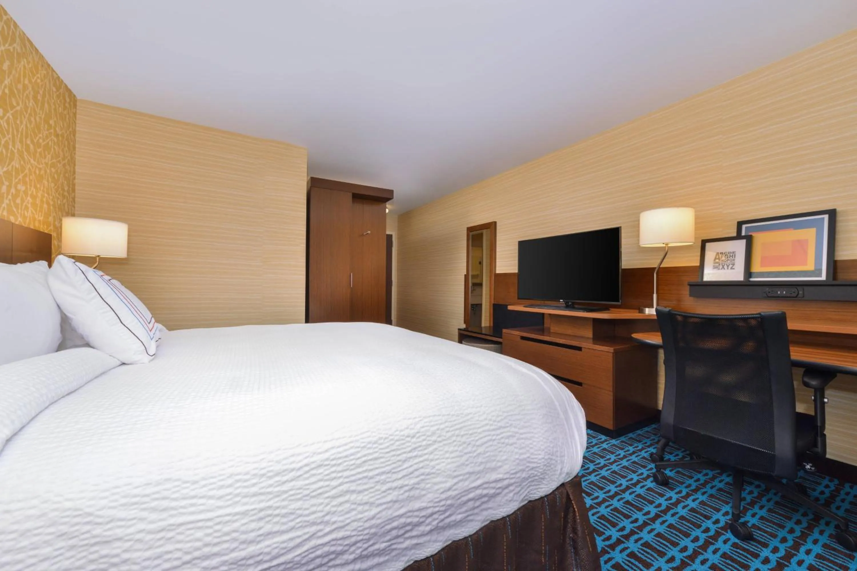 Photo of the whole room, Bed in Fairfield Inn & Suites by Marriott Coralville