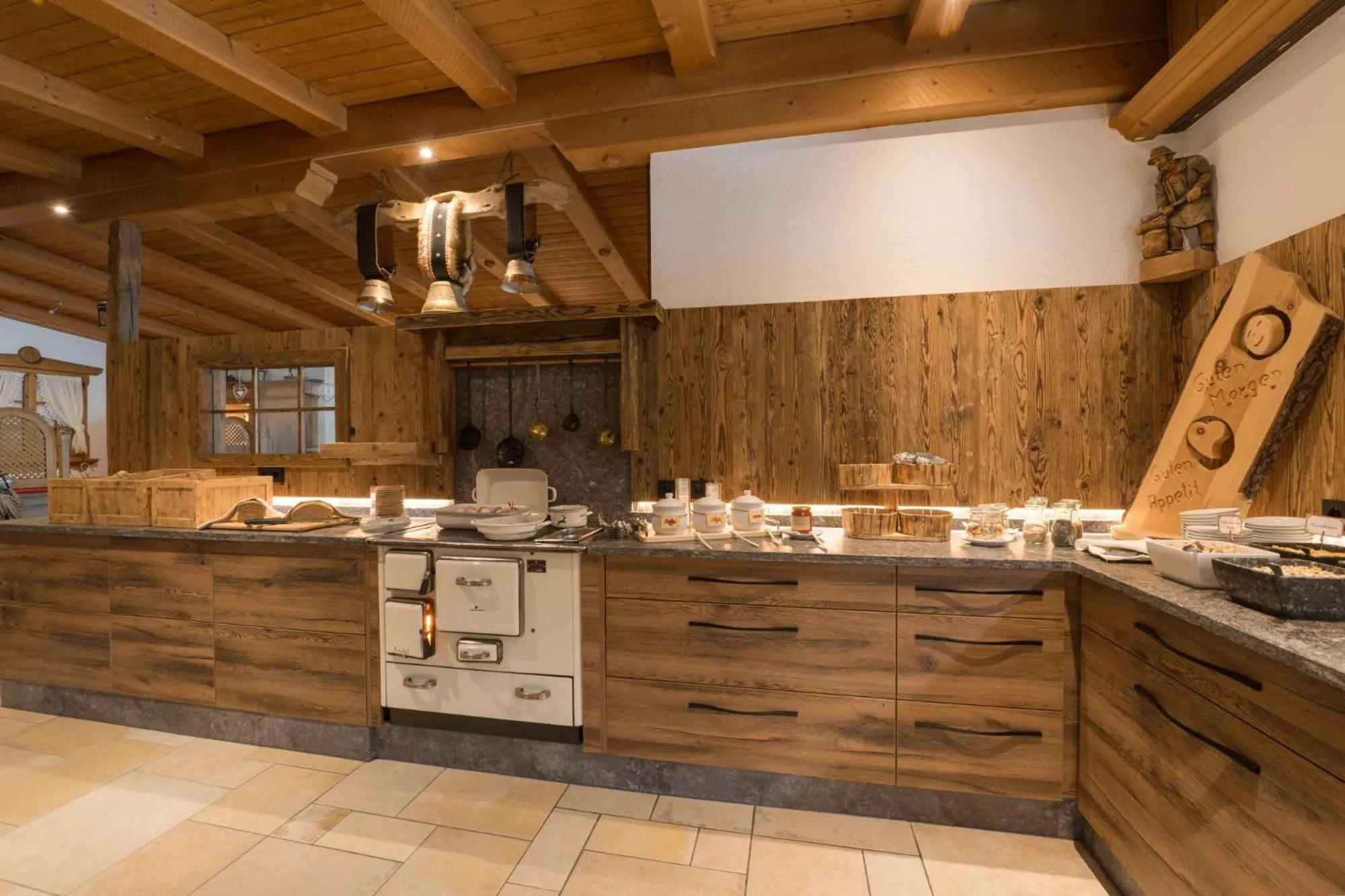 Food and drinks in Hotel Höllroah