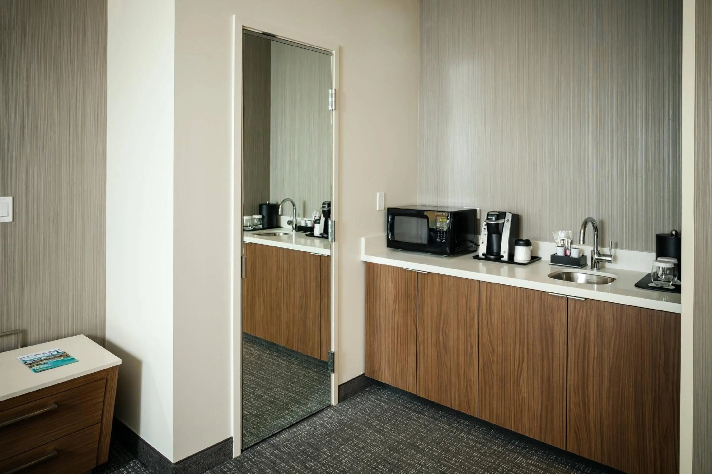 Photo of the whole room in Courtyard by Marriott Corvallis