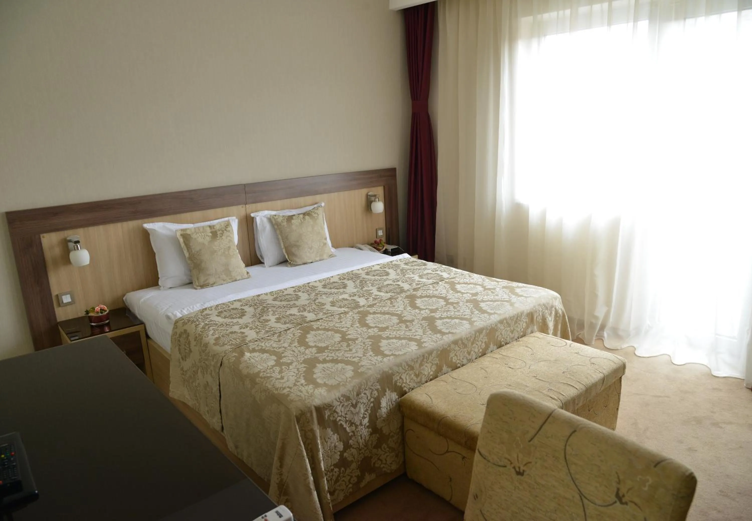 Bed in Hotel Tami Residence