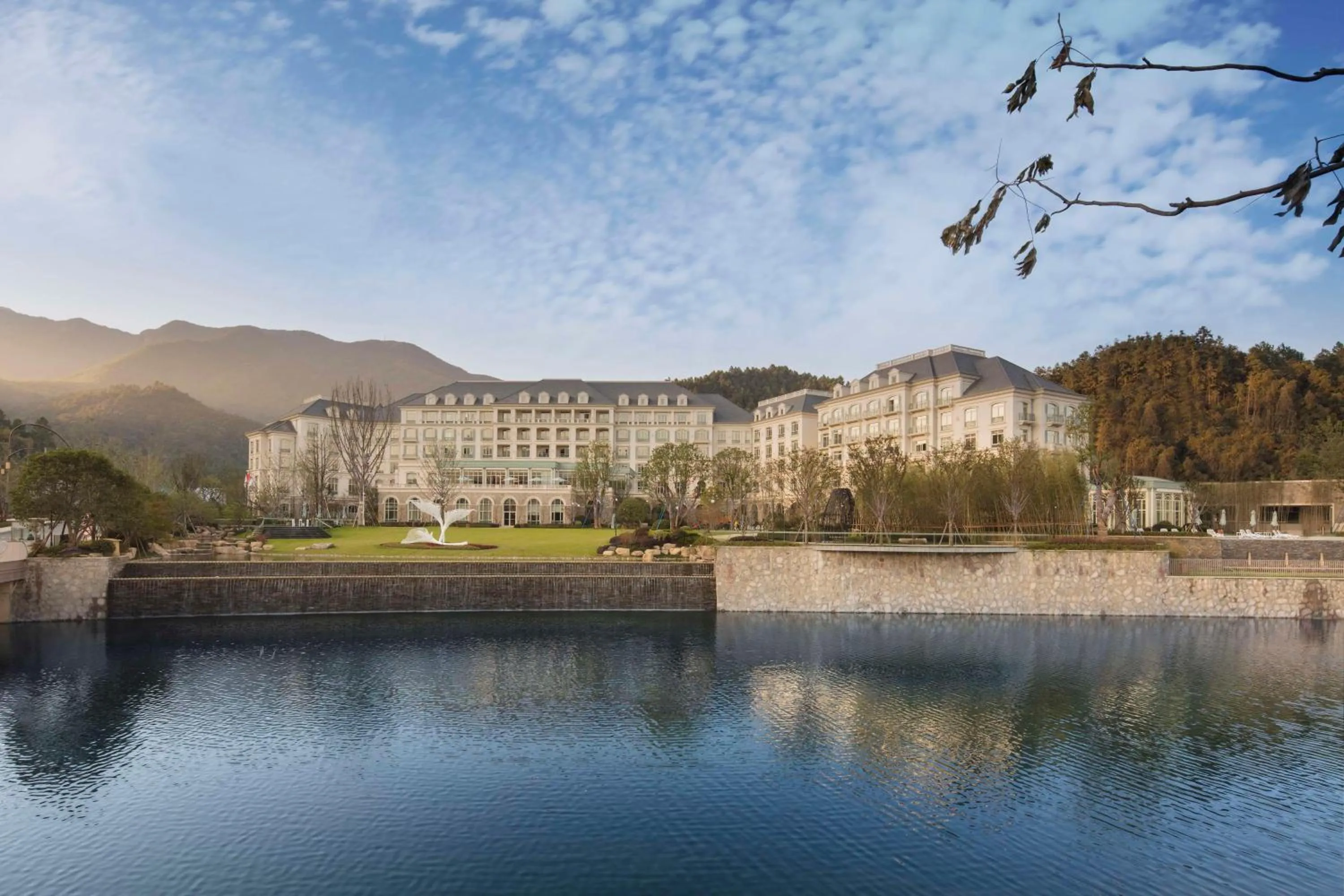 Property building in Hilton Garden Inn Hangzhou Lu'Niao