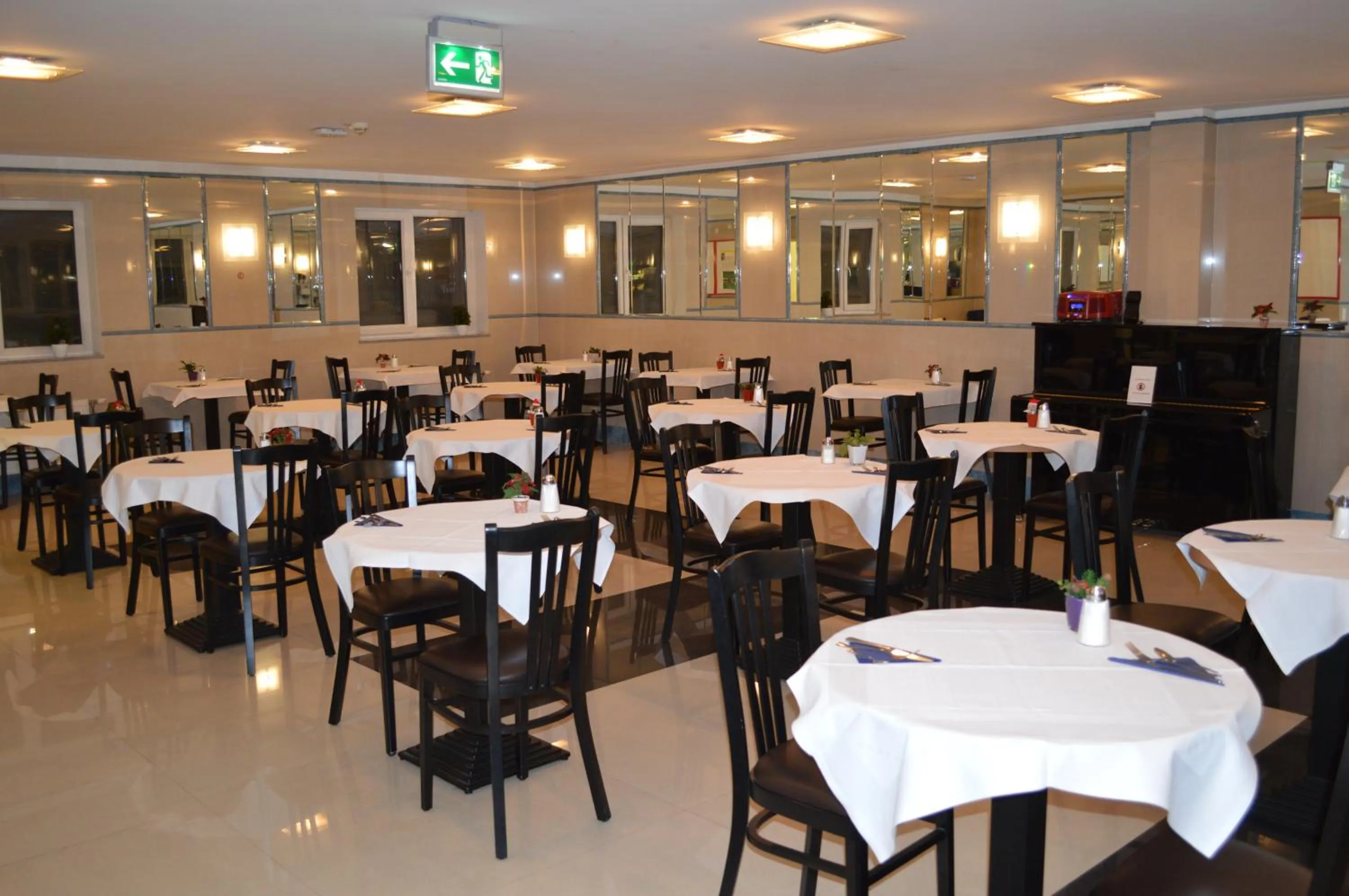 Restaurant/places to eat in Hotel Donaustadt Kagran - at Metro U1
