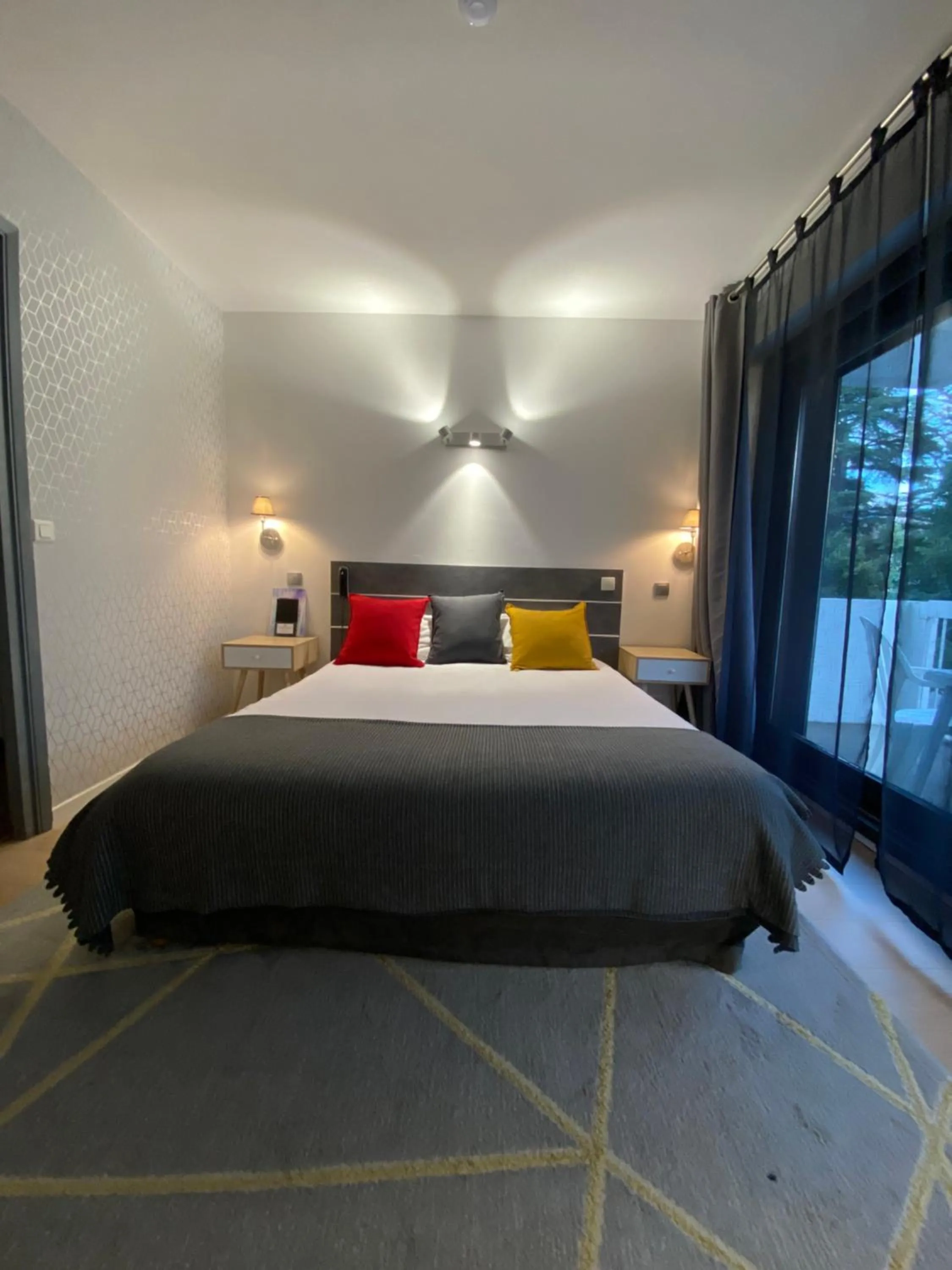 Photo of the whole room, Bed in Savoie Hotel aux portes de Genève