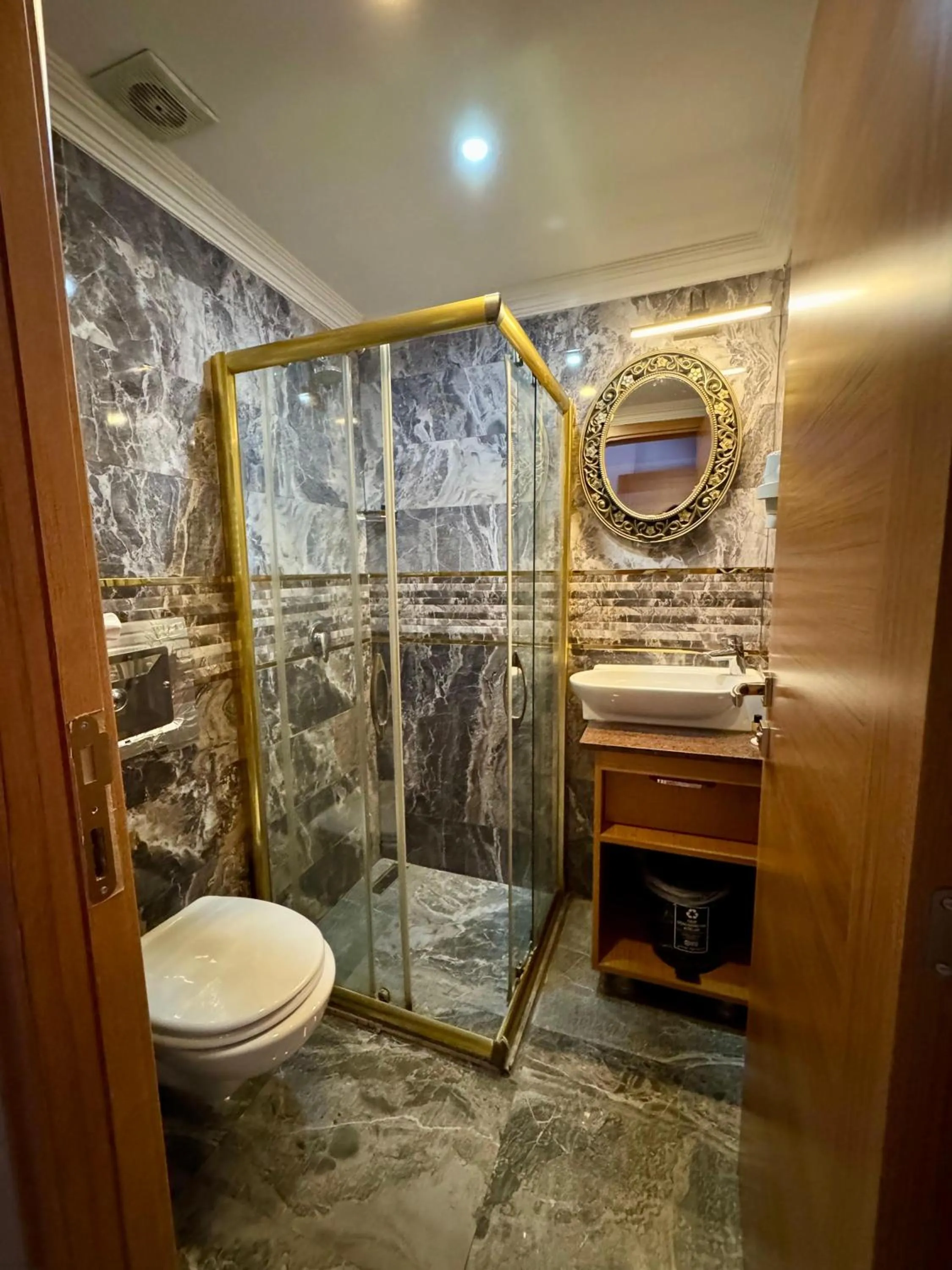 Bathroom in Gulhane Corner Hotel