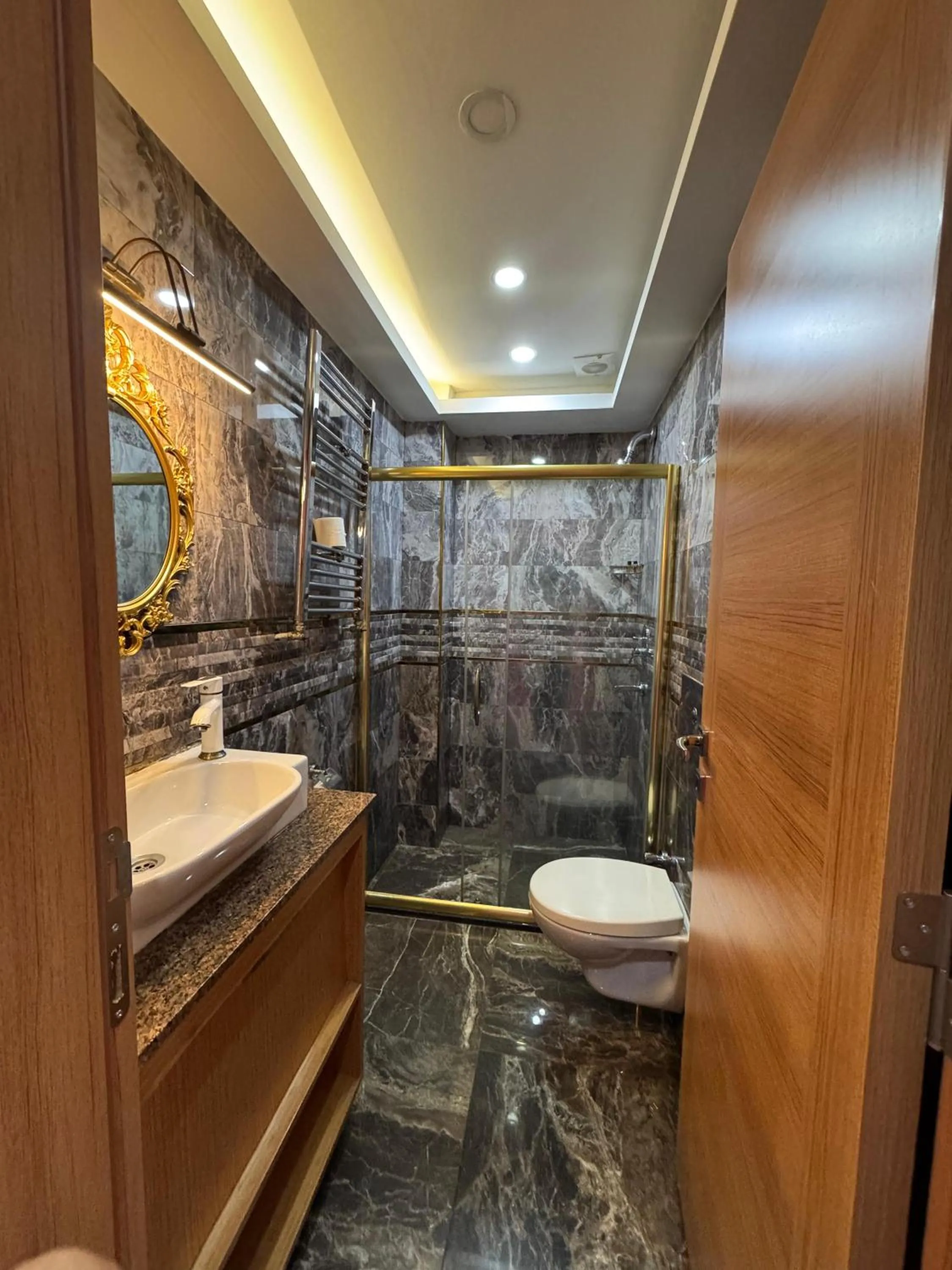 Shower in Gulhane Corner Hotel