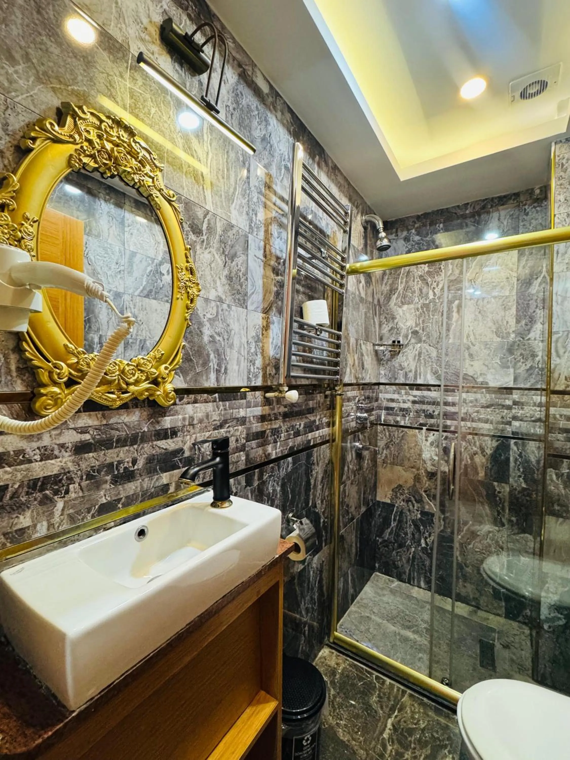 Bathroom in Gulhane Corner Hotel