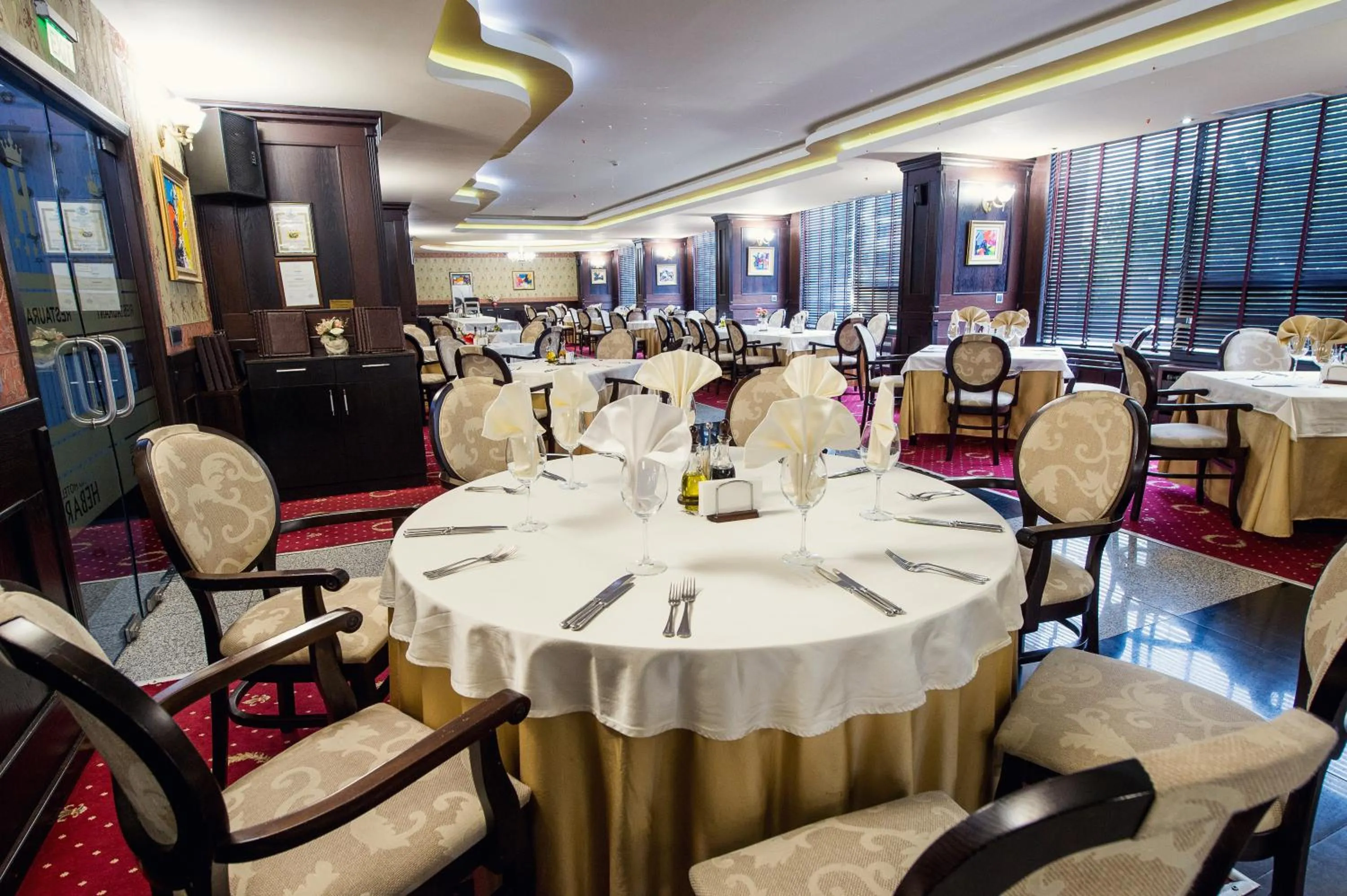 Restaurant/places to eat in Grand Hotel Hebar
