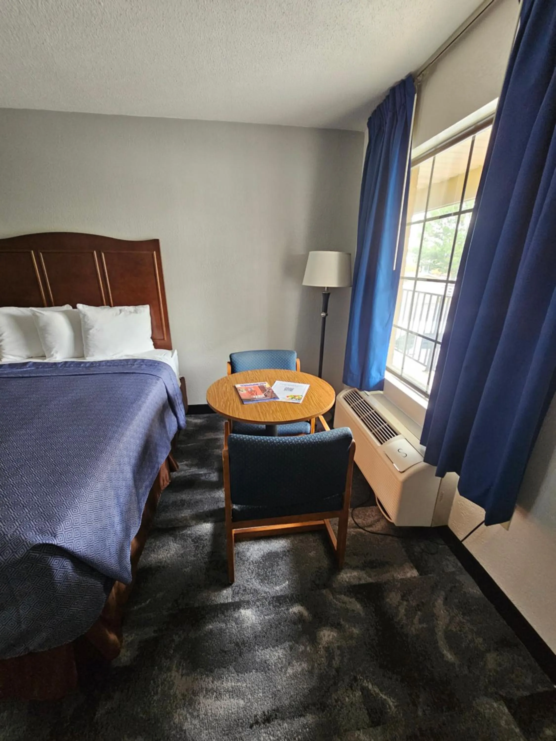Seating area, Bed in Bluegrass Extended Stay