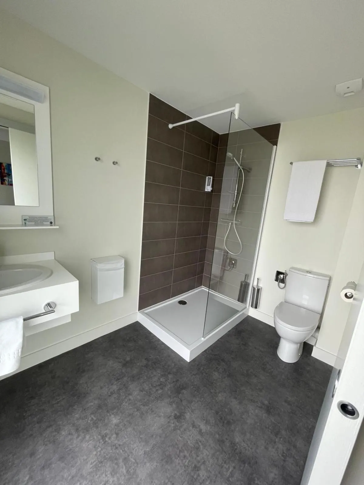 Shower in Hotel Wood Inn Bordeaux Aéroport