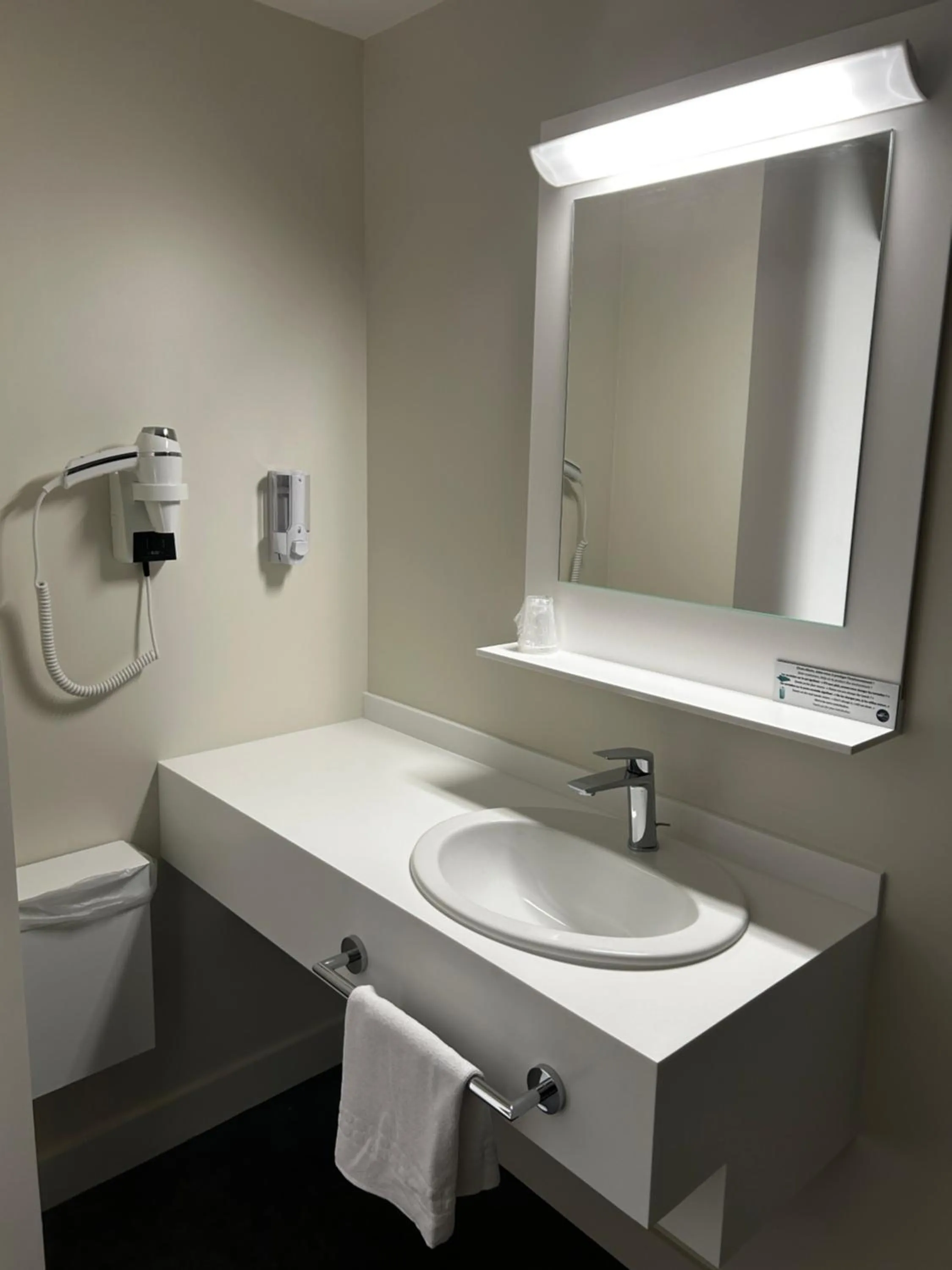 Bathroom in Hotel Wood Inn Bordeaux Aéroport