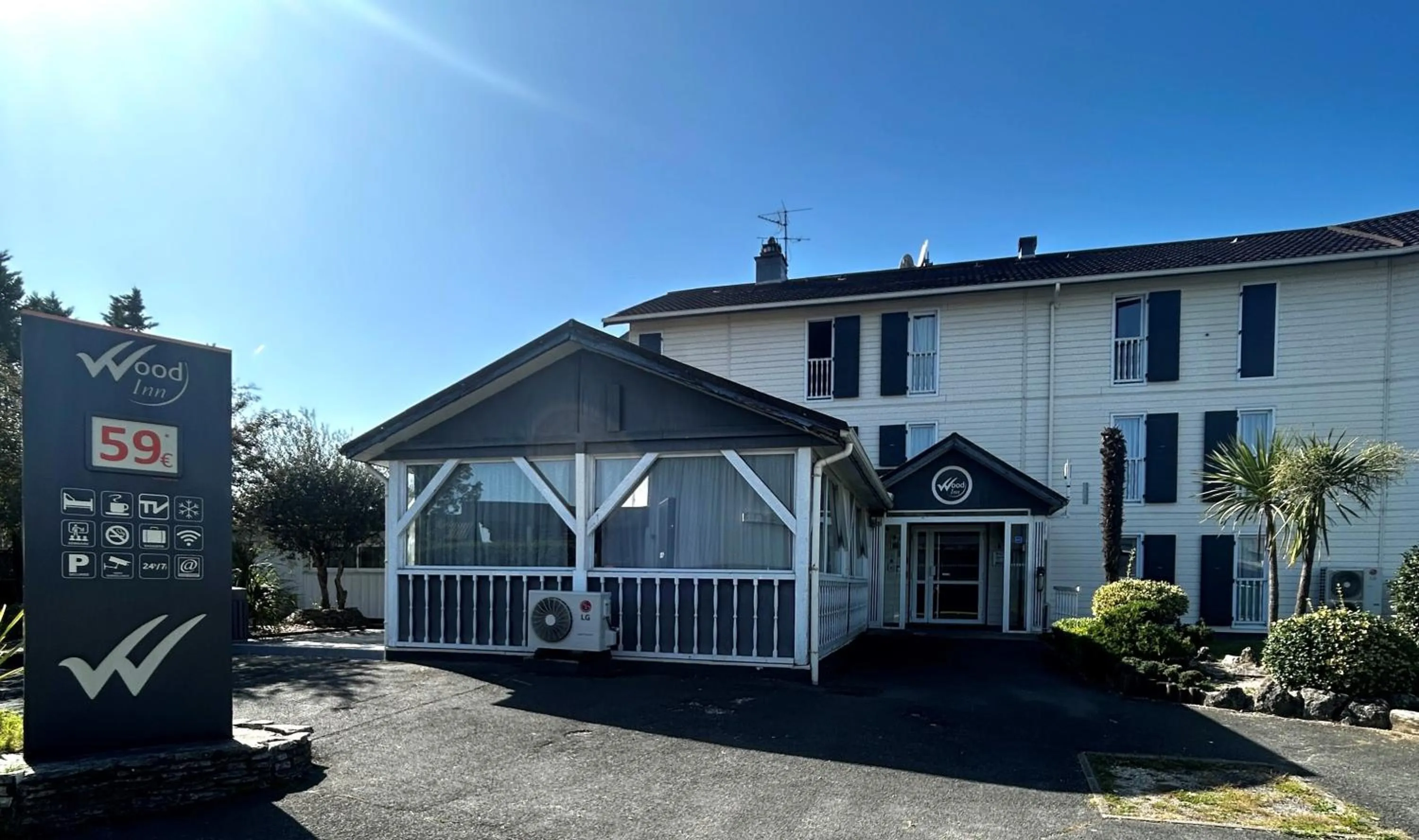 Property building in Hotel Wood Inn Bordeaux Aéroport