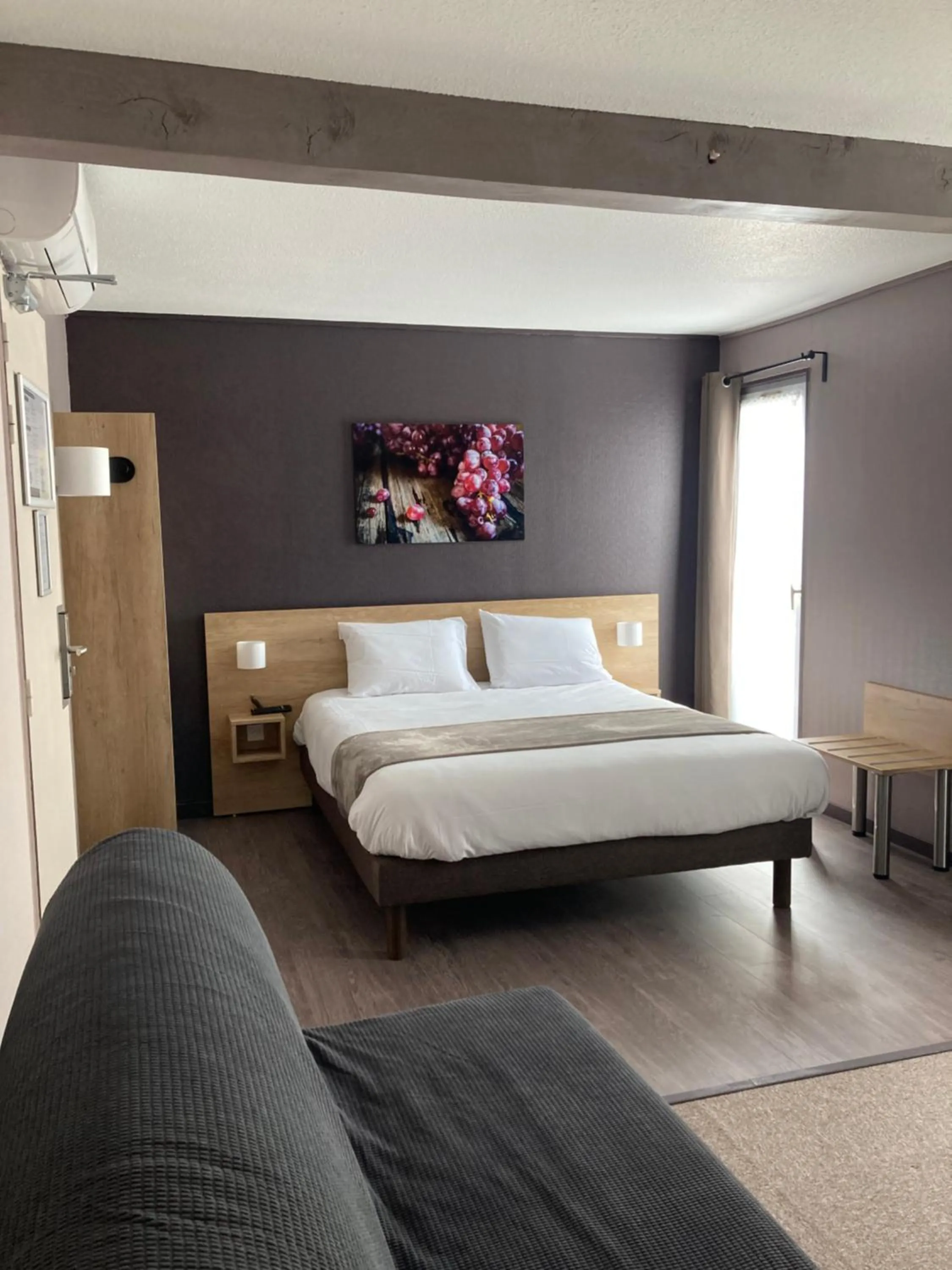 Bed in Hotel Wood Inn Bordeaux Aéroport