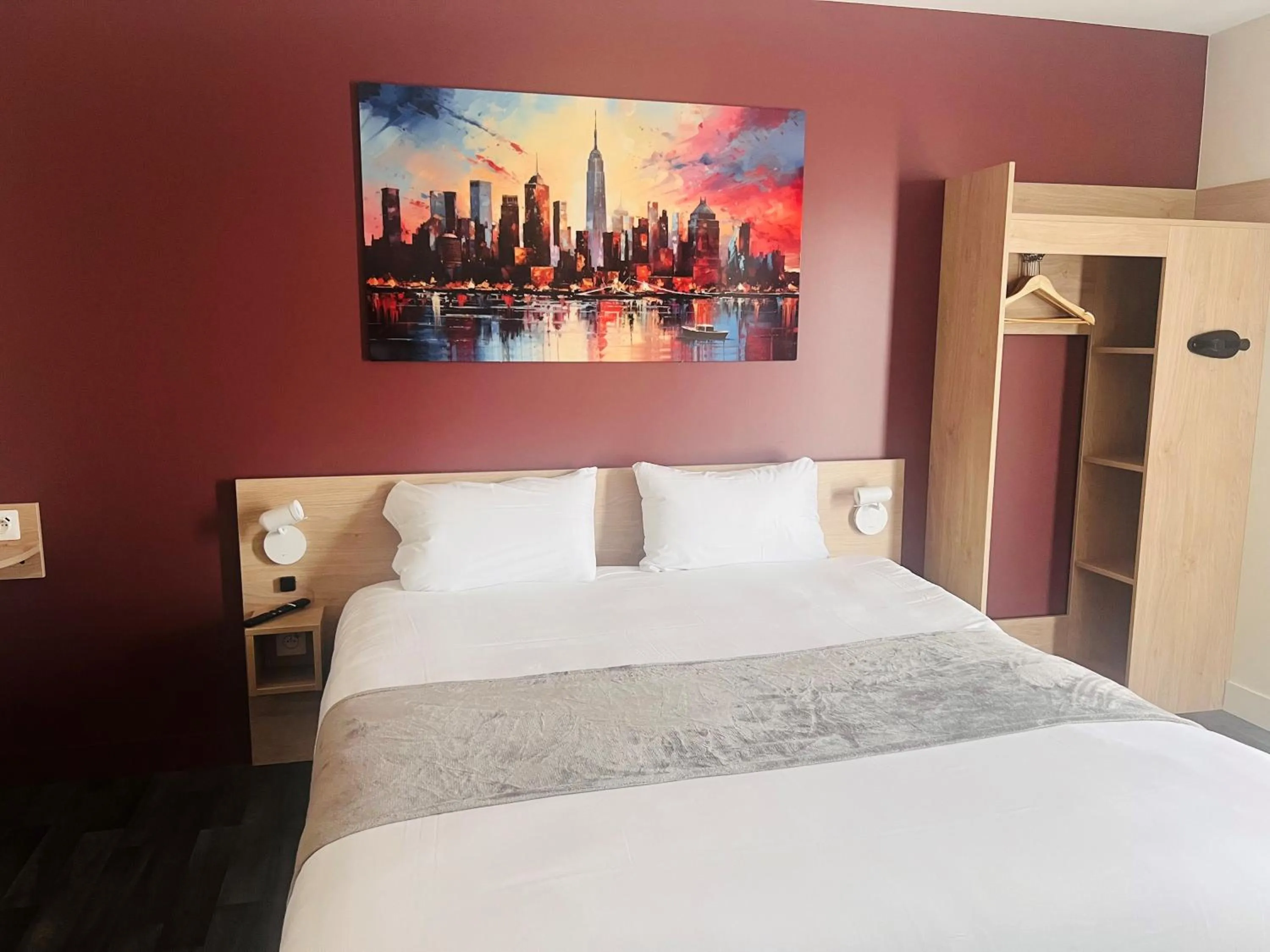 Photo of the whole room, Bed in Hotel Wood Inn Bordeaux Aéroport