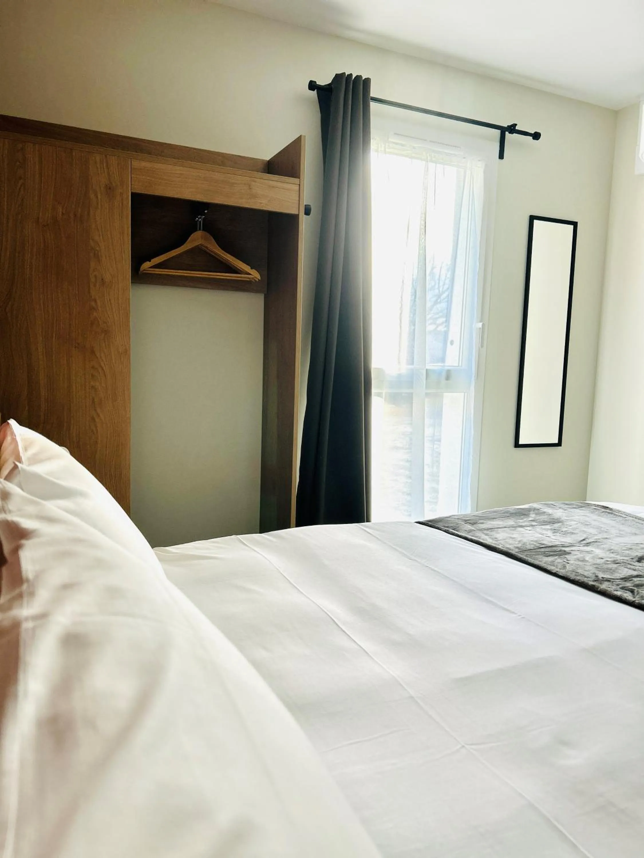 Photo of the whole room, Bed in Hotel Wood Inn Bordeaux Aéroport