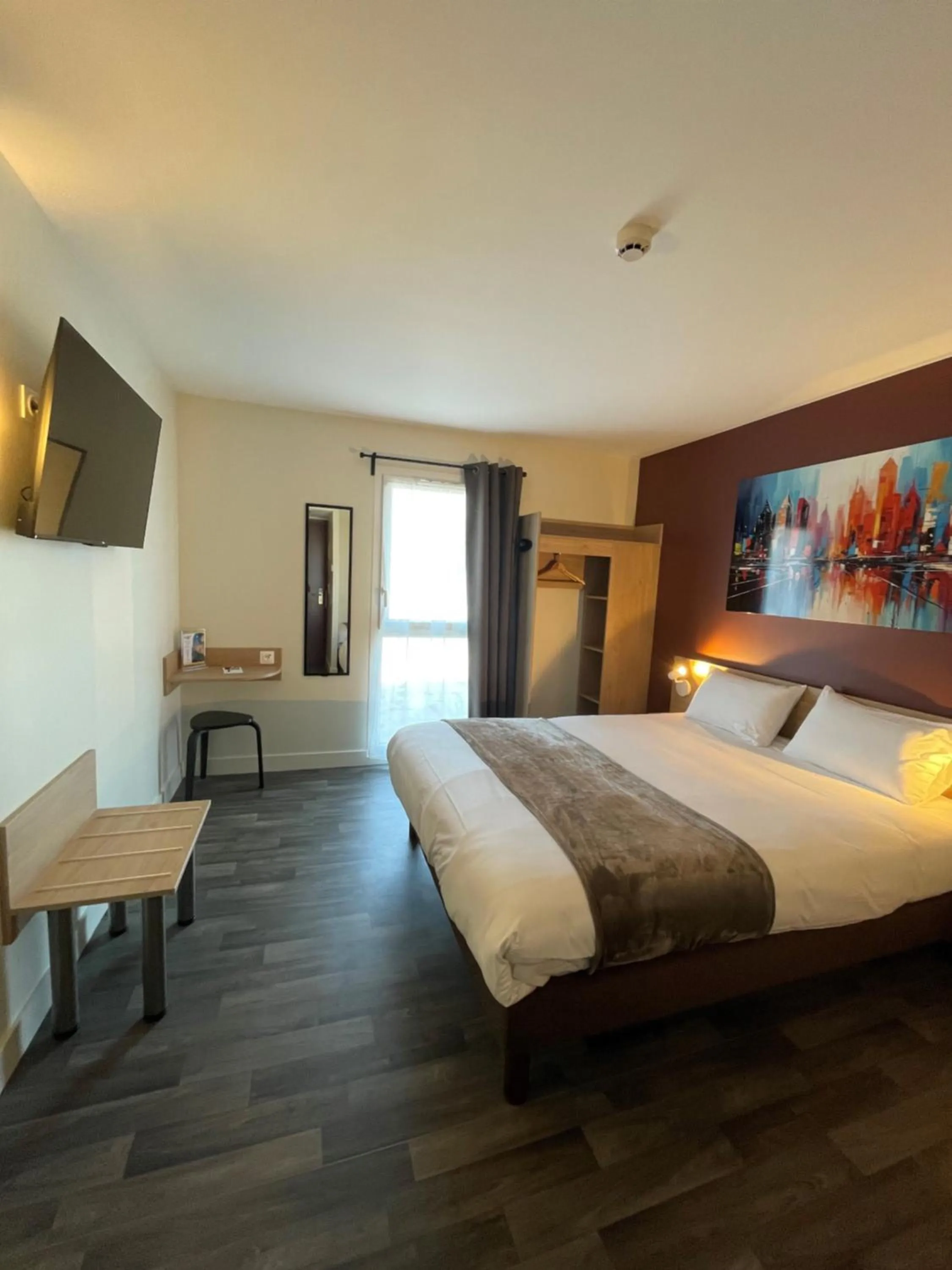 Bedroom, Bed in Hotel Wood Inn Bordeaux Aéroport