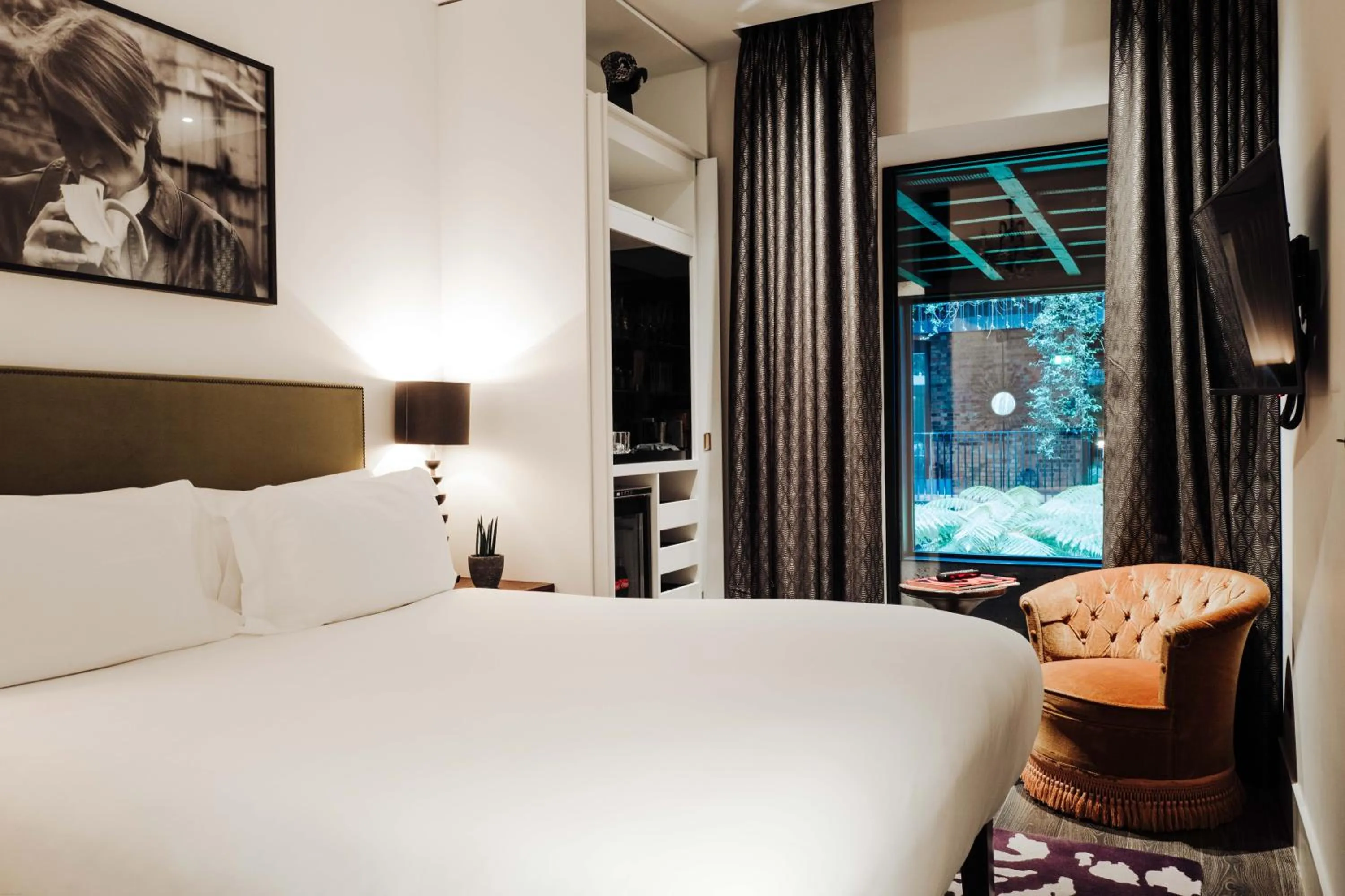 Bedroom, Bed in The Mandrake