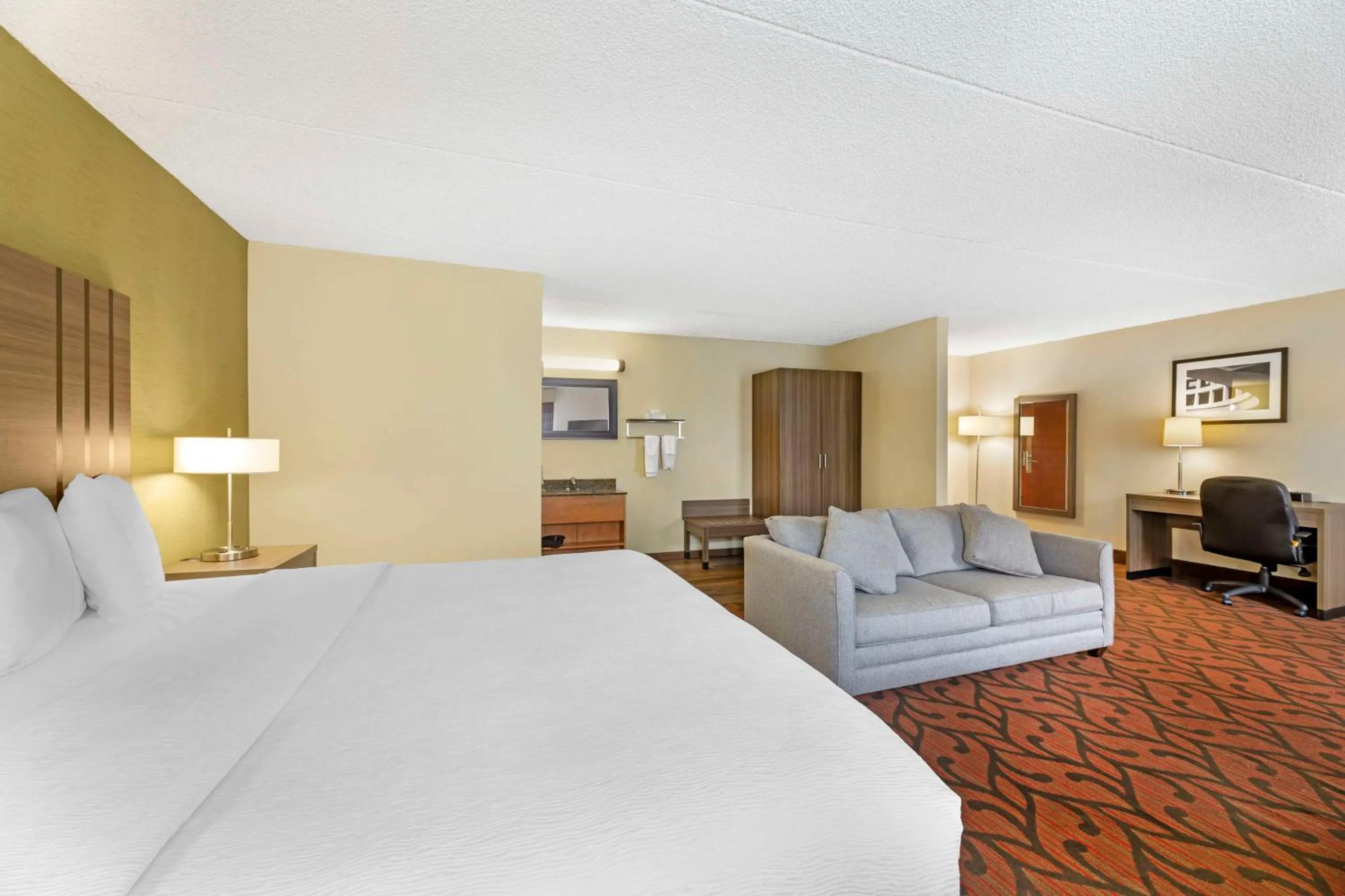 Bedroom, Bed in Best Western Rochester Marketplace Inn