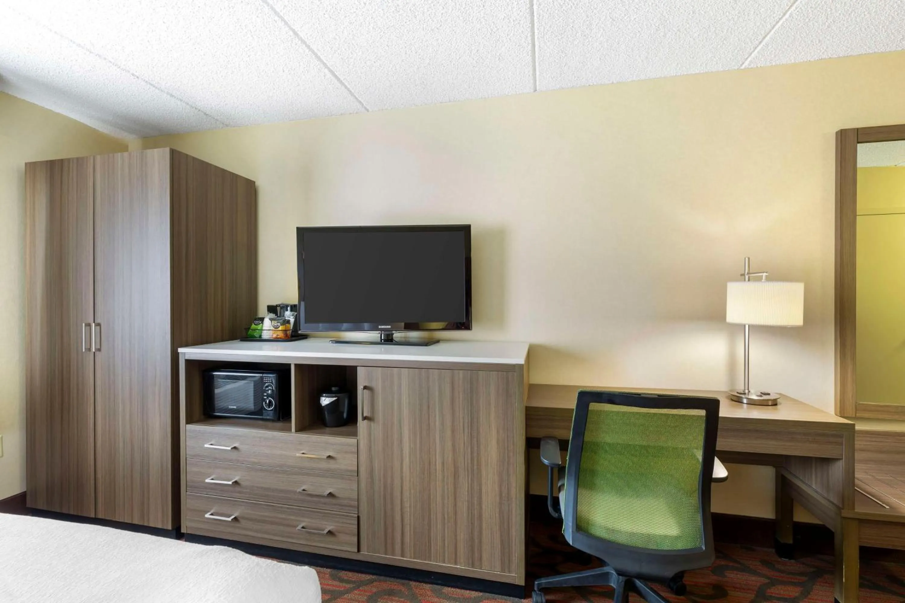 Bedroom in Best Western Rochester Marketplace Inn