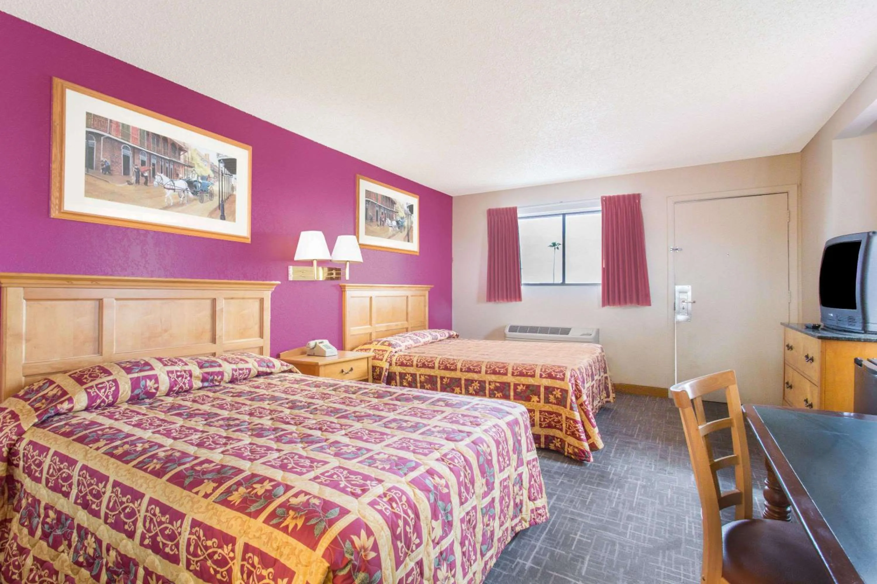 Photo of the whole room, Bed in Knights Inn Fairground