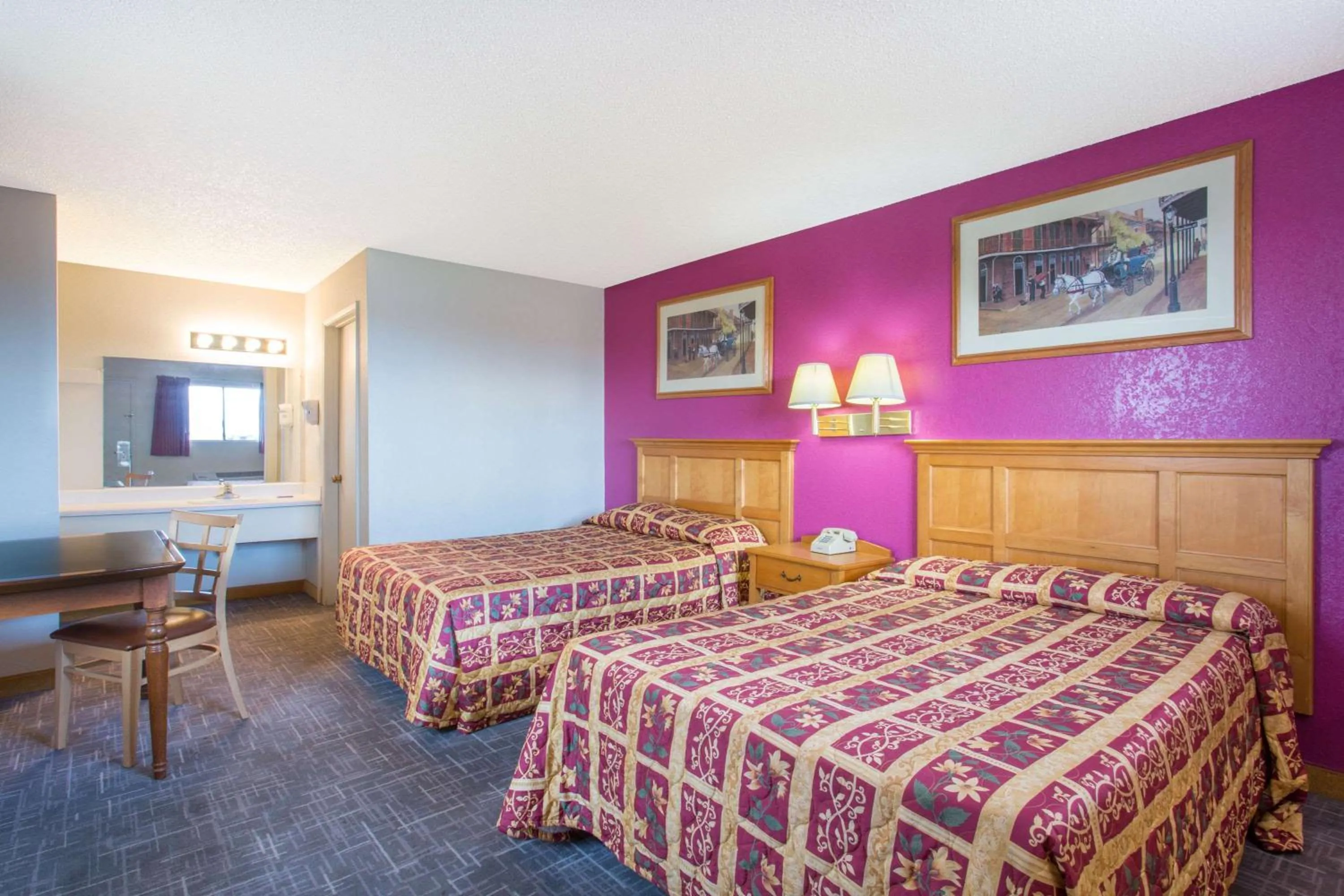 Photo of the whole room, Bed in Knights Inn Fairground