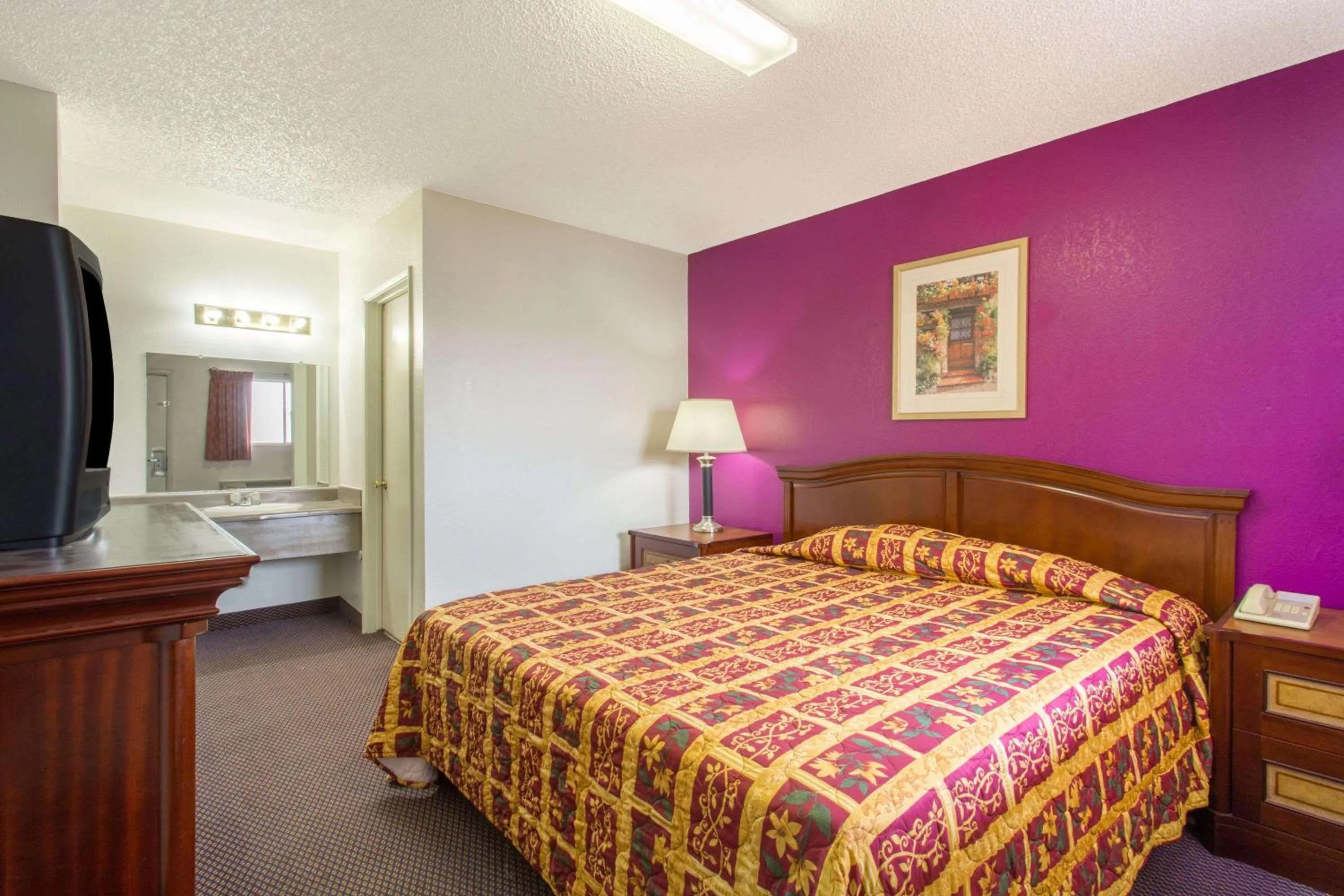 Photo of the whole room, Bed in Knights Inn Fairground