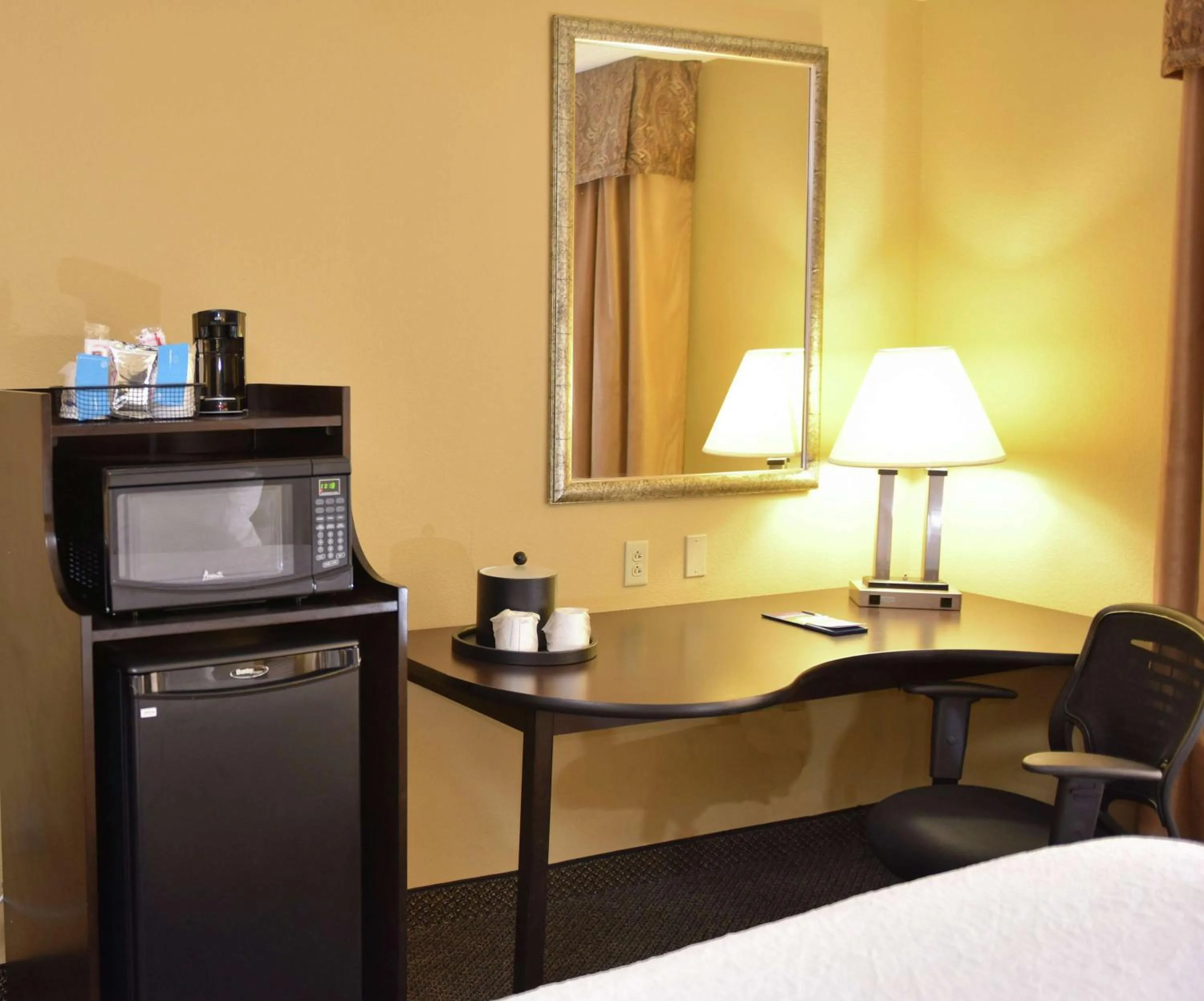 Bedroom, Bed in Hampton Inn & Suites Alexandria