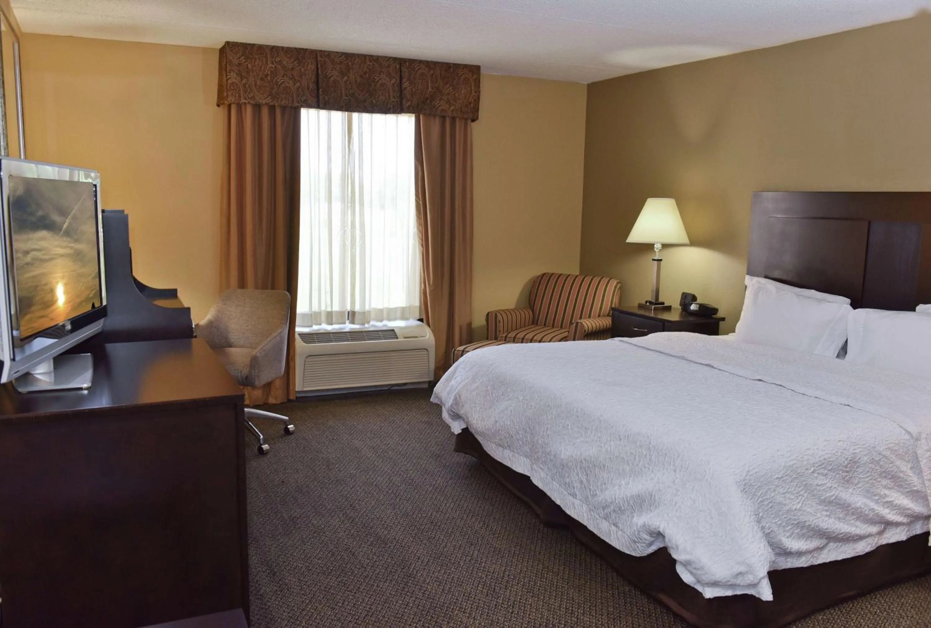 Bedroom, Bed in Hampton Inn & Suites Alexandria