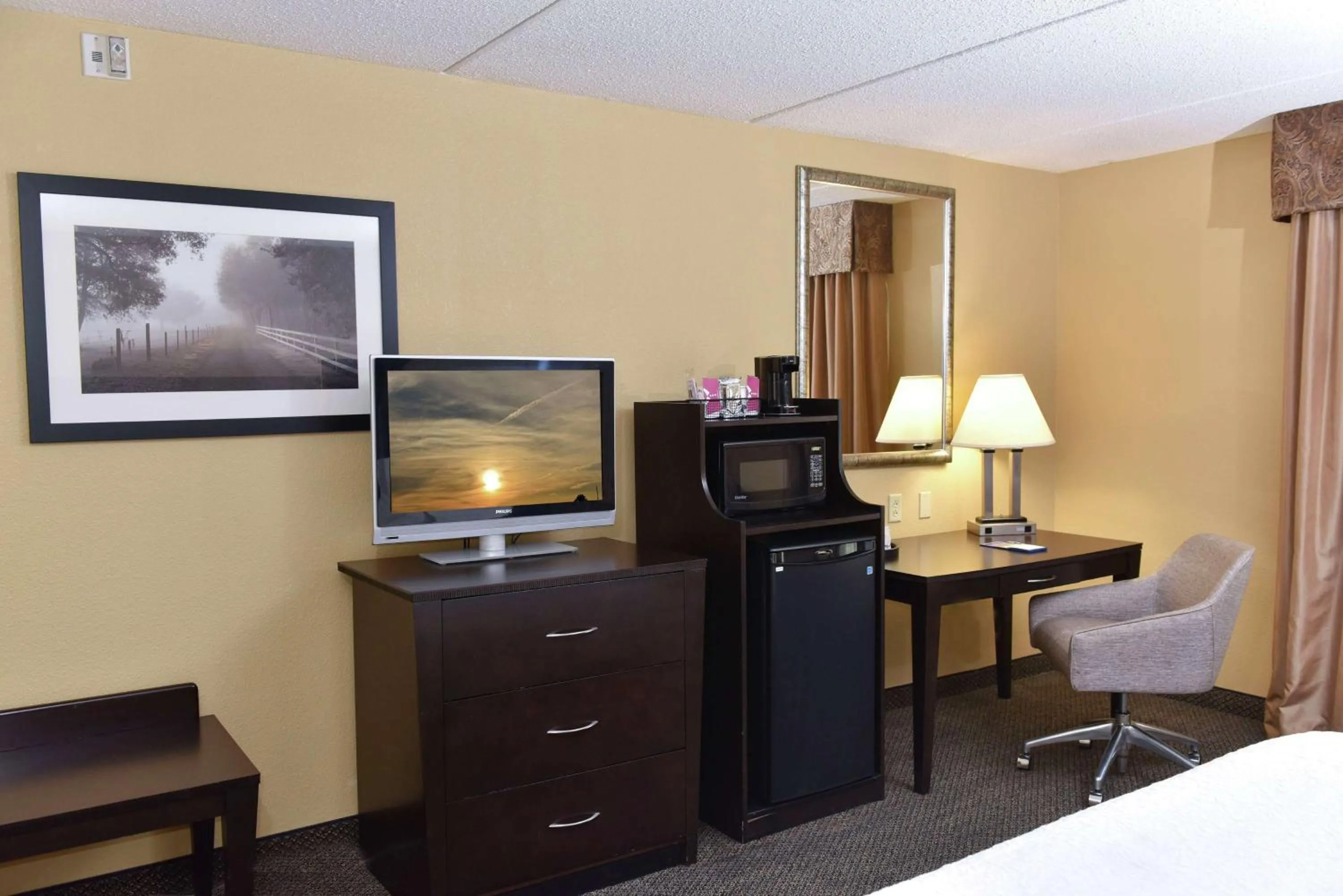 Bedroom, Bed in Hampton Inn & Suites Alexandria