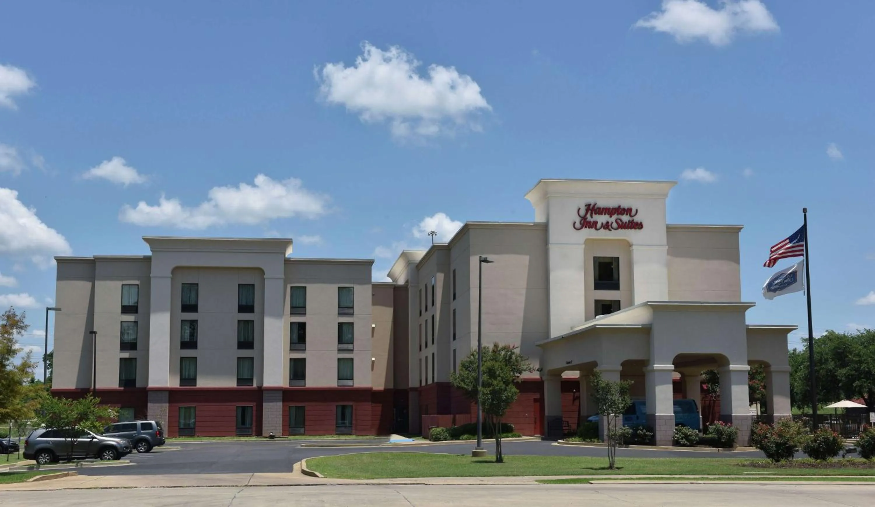 Property building in Hampton Inn & Suites Alexandria