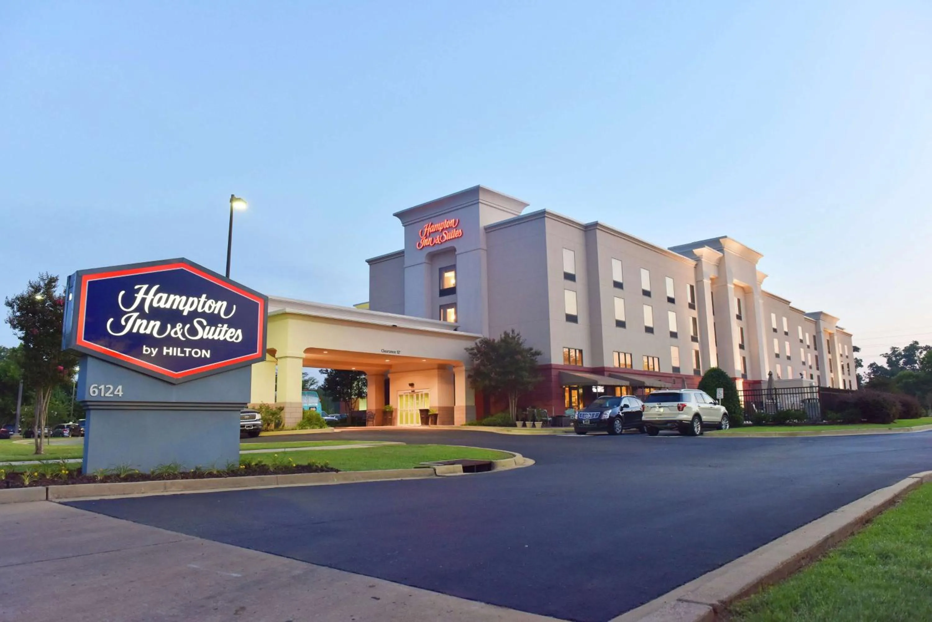 Property building in Hampton Inn & Suites Alexandria