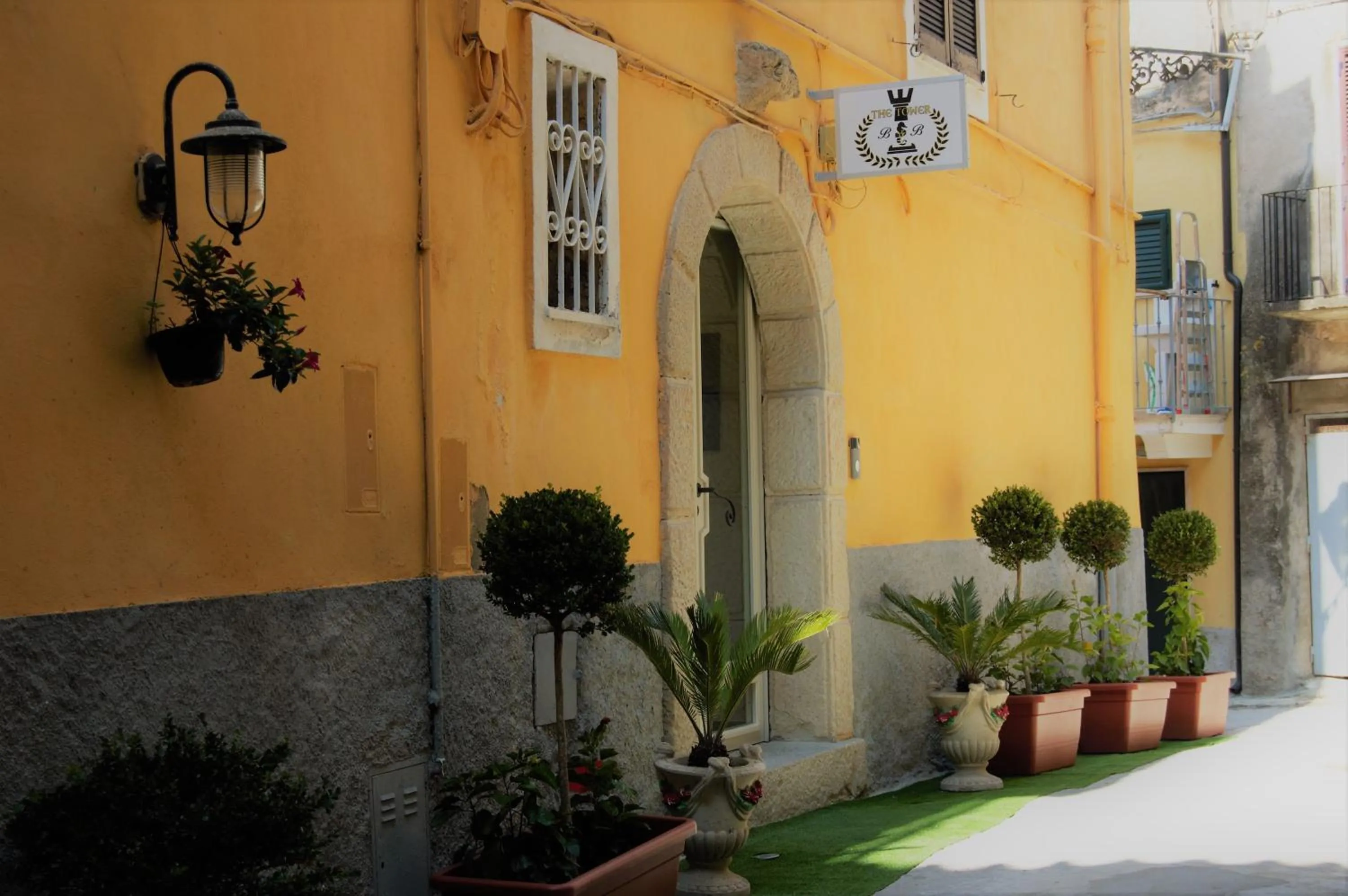 Facade/entrance in B&B The Tower