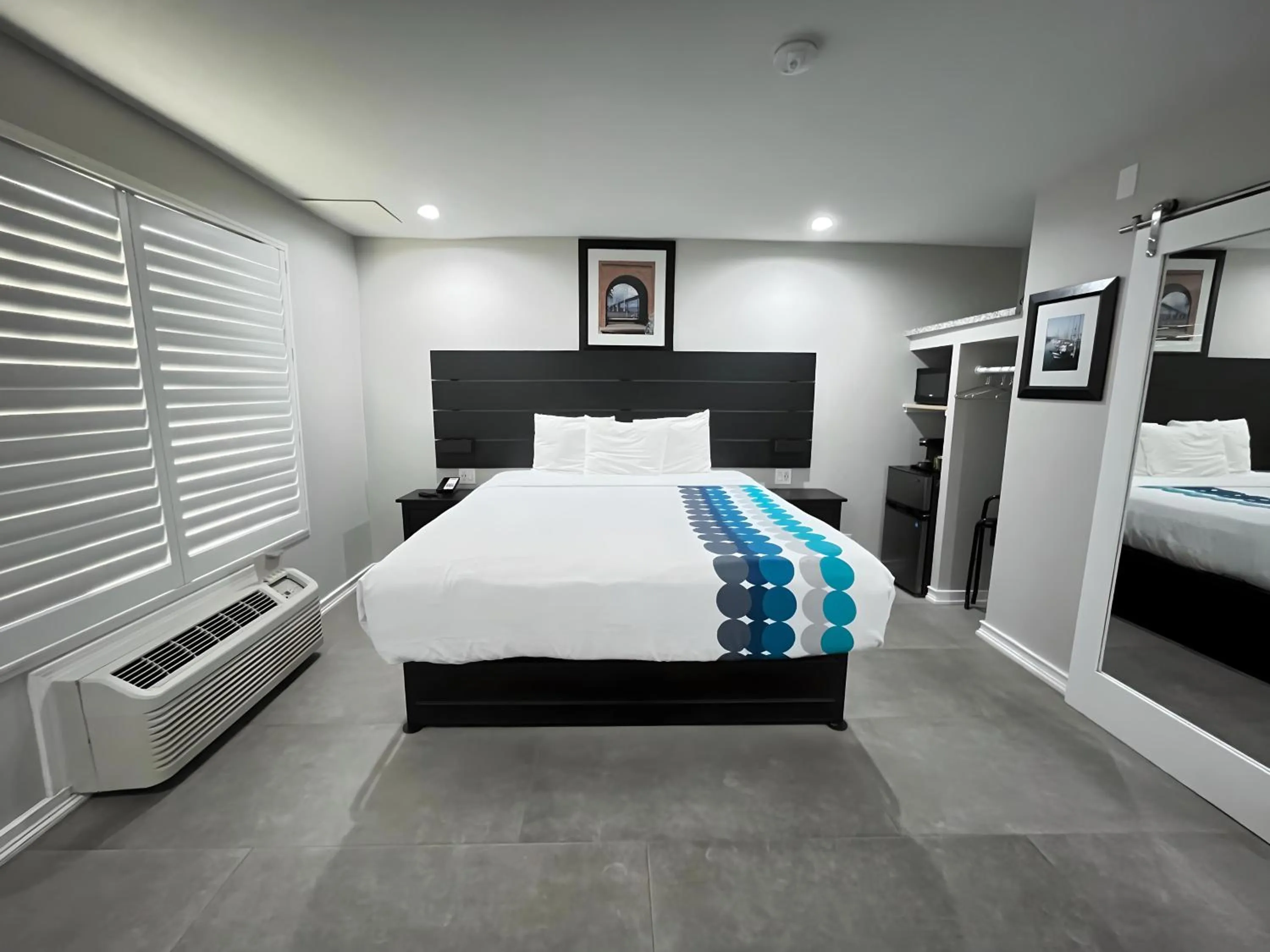 Bed in Inn By the Bay Monterey