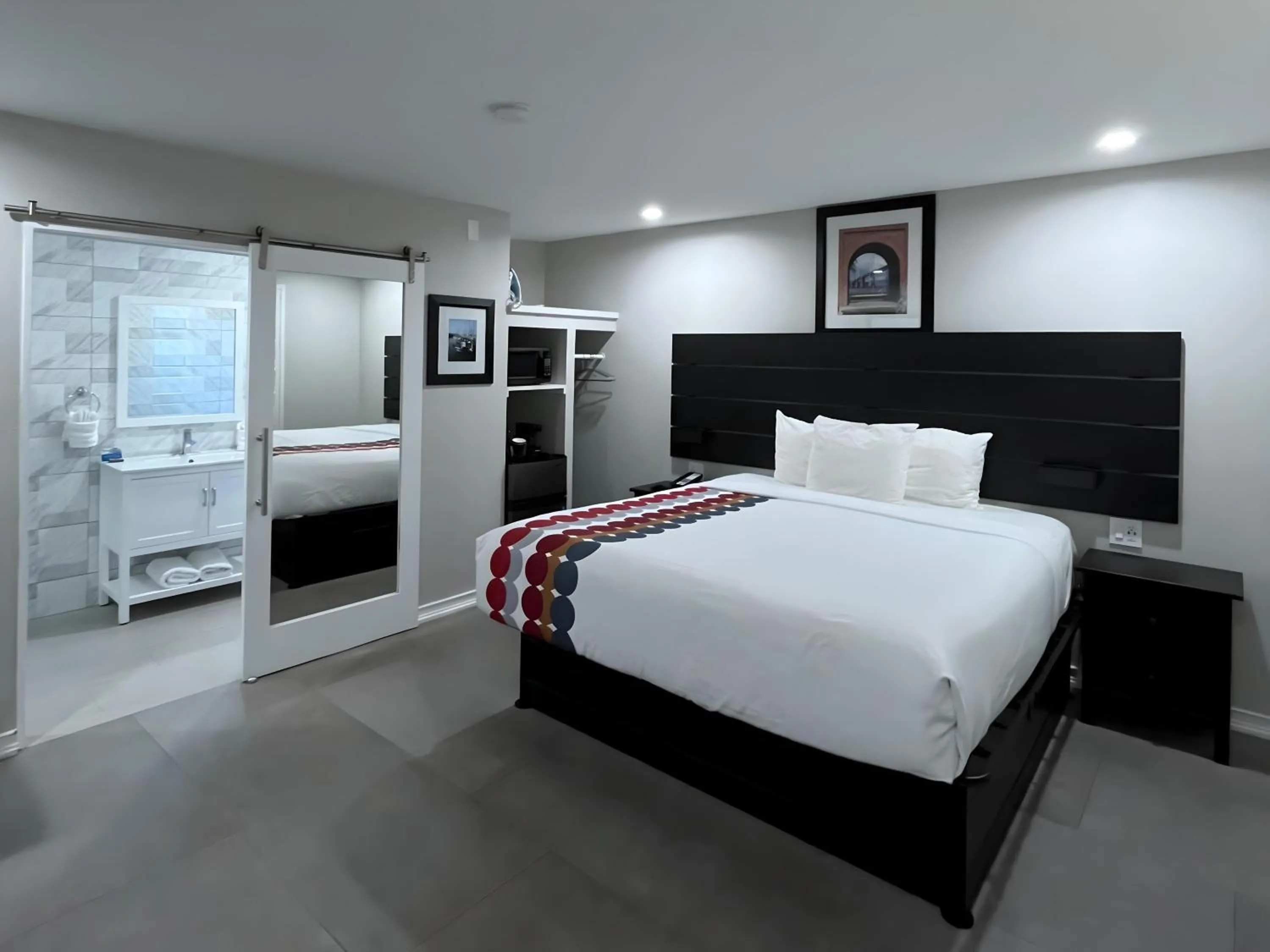 Bed in Inn By the Bay Monterey