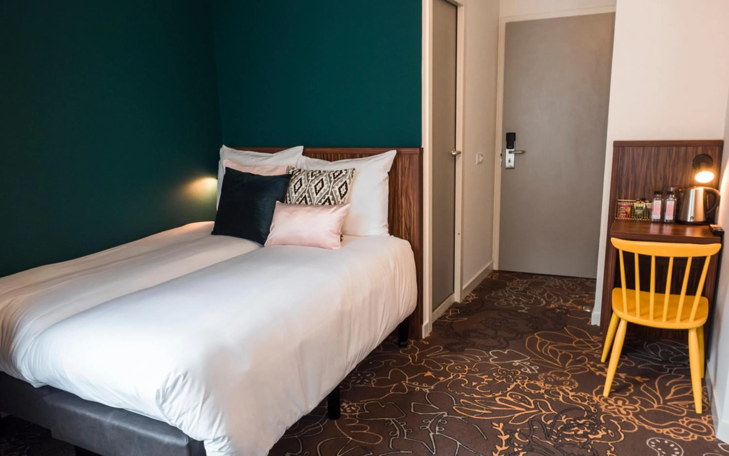 Bedroom, Bed in Linden Hotel