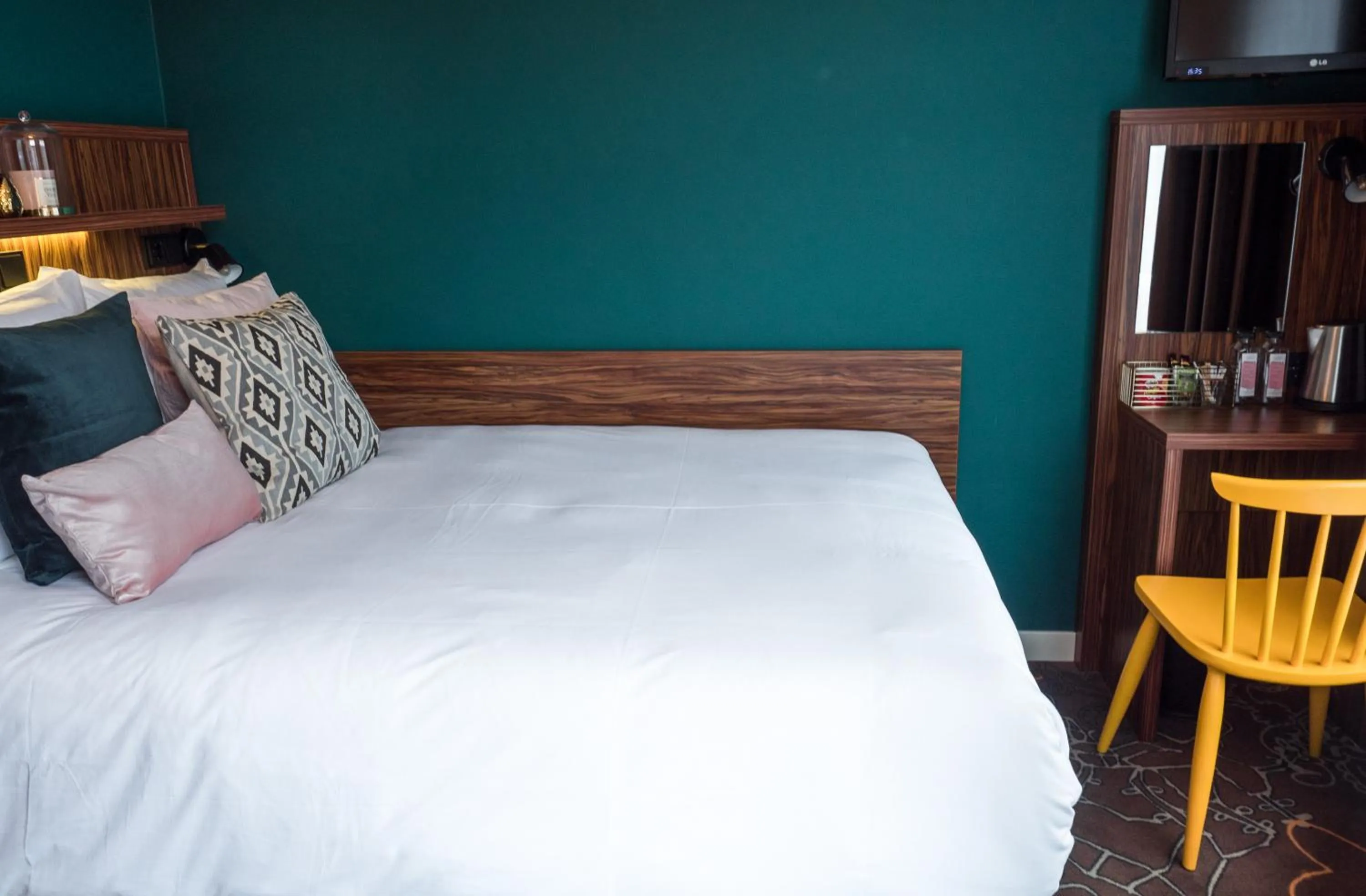 Bedroom, Bed in Linden Hotel