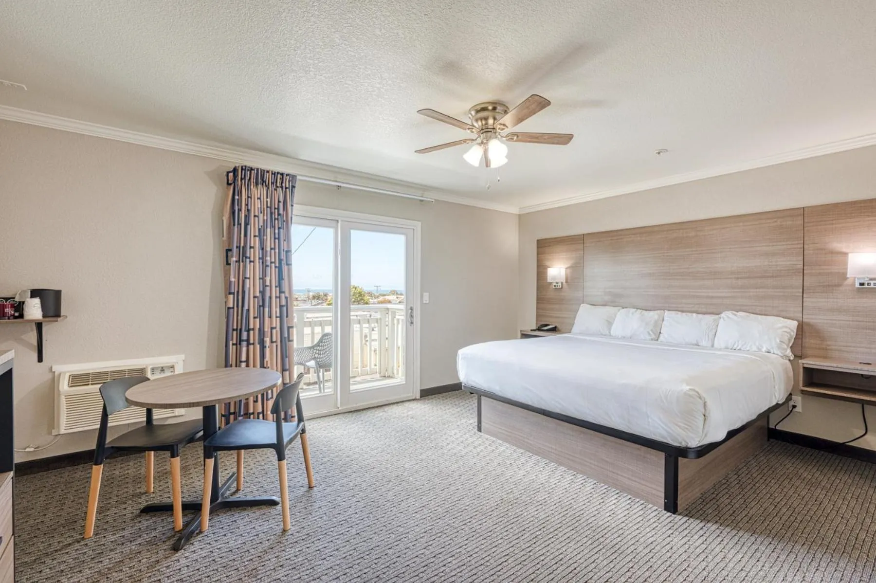 Bed in Harbor House Inn