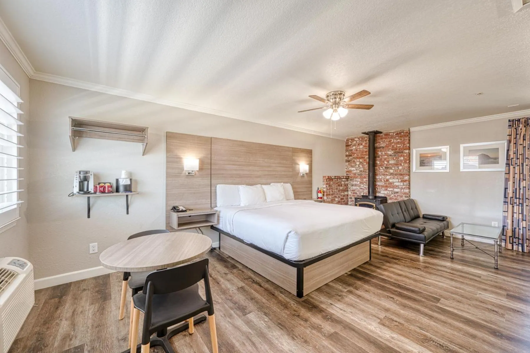 Bed in Harbor House Inn