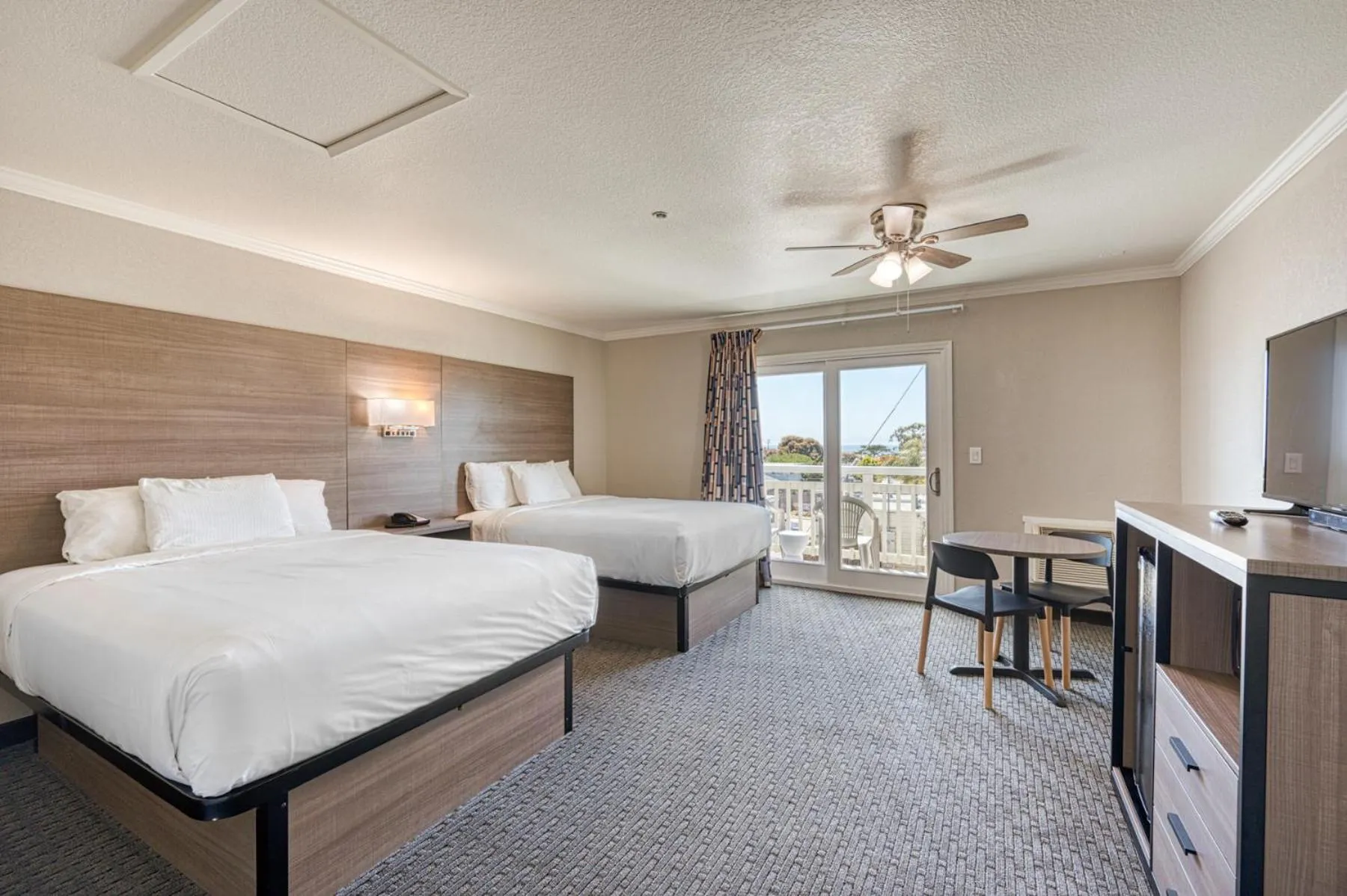 Bed in Harbor House Inn