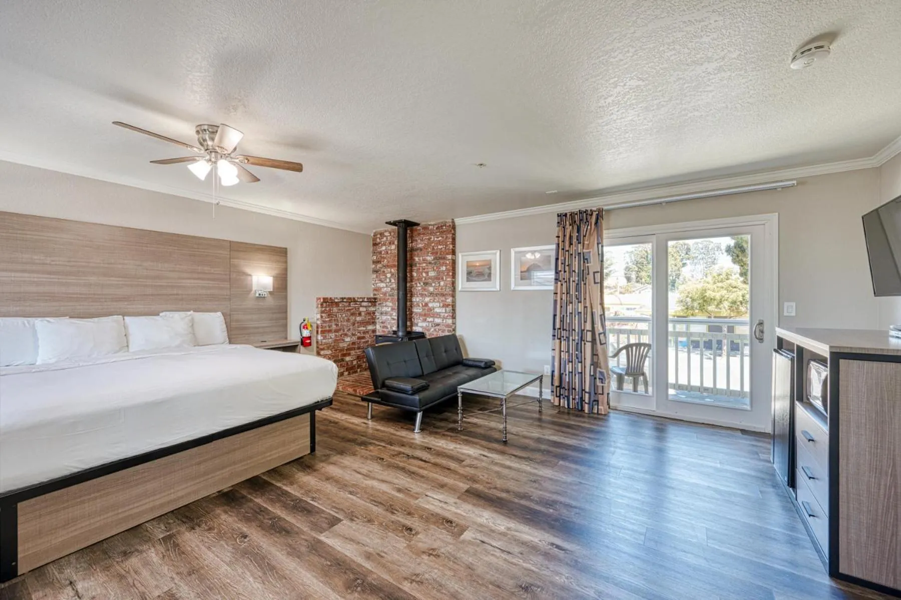 Bed in Harbor House Inn