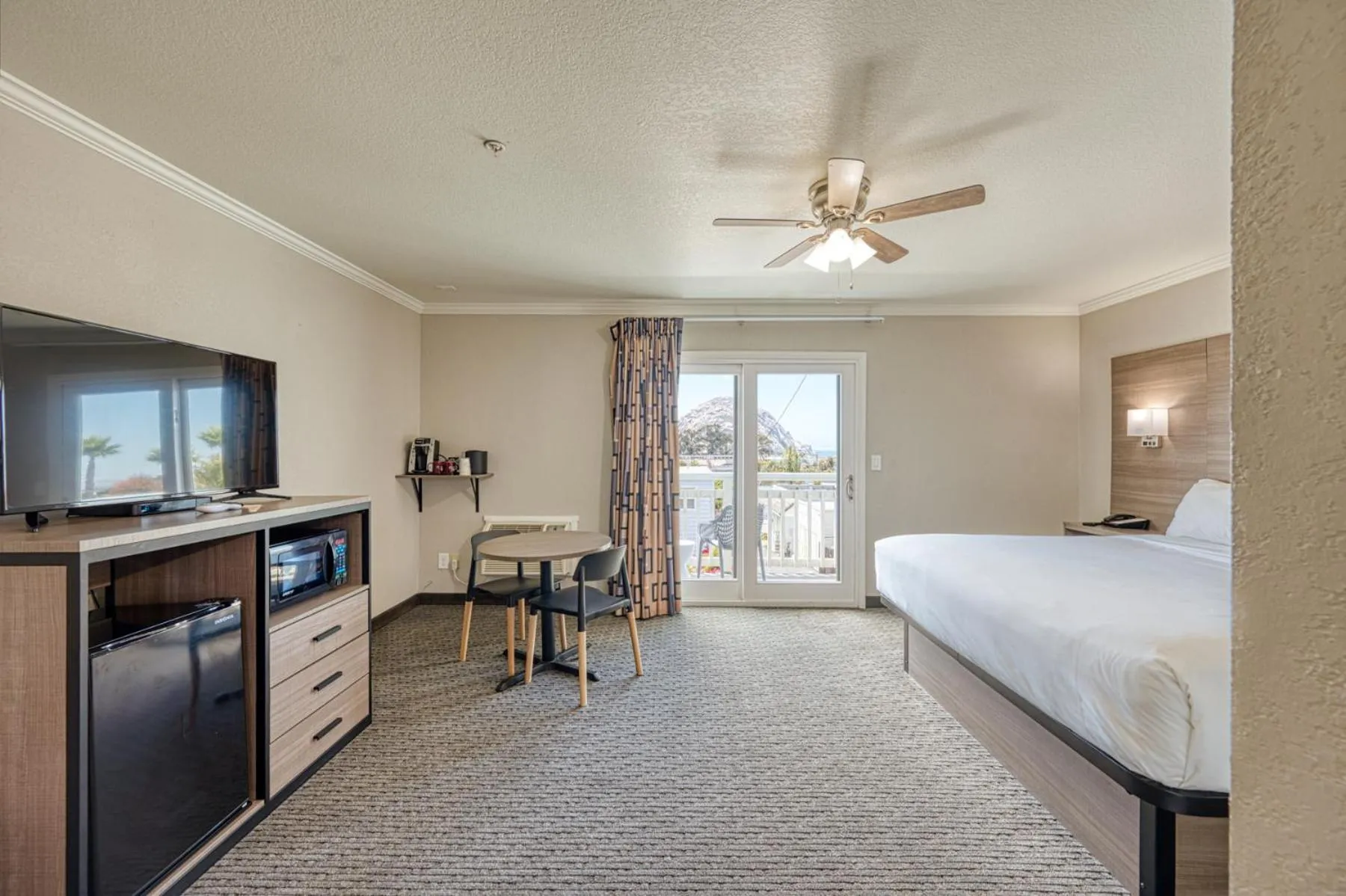 Bed in Harbor House Inn