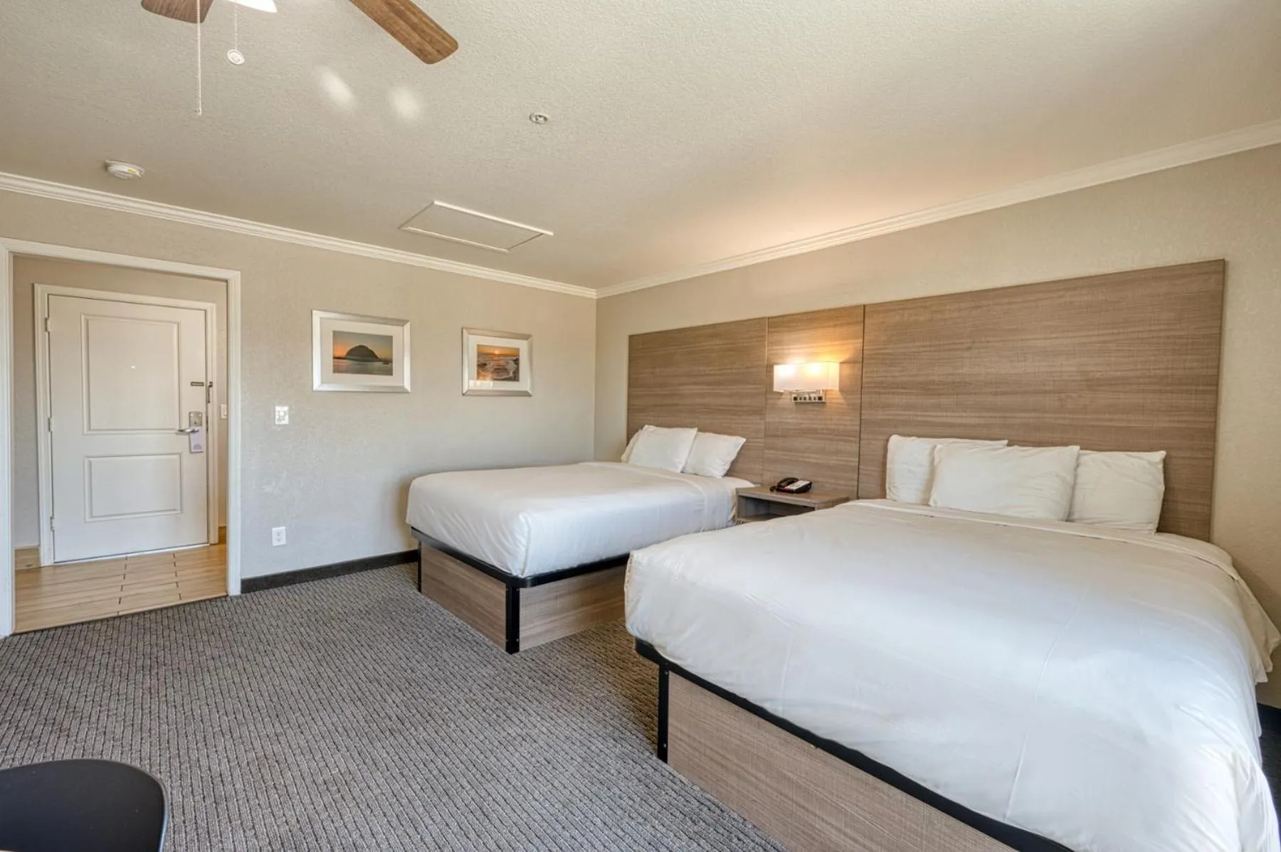 Bed in Harbor House Inn