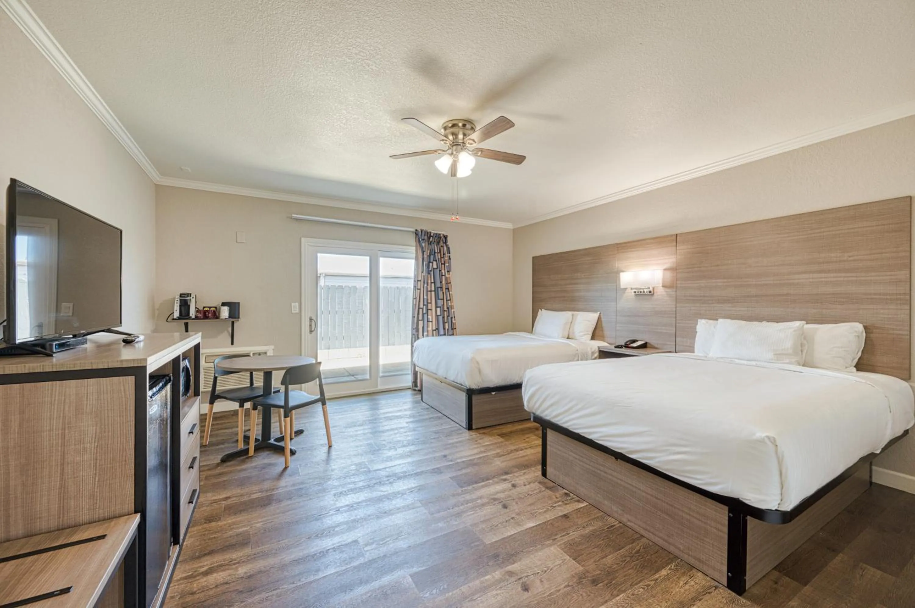 Bed in Harbor House Inn