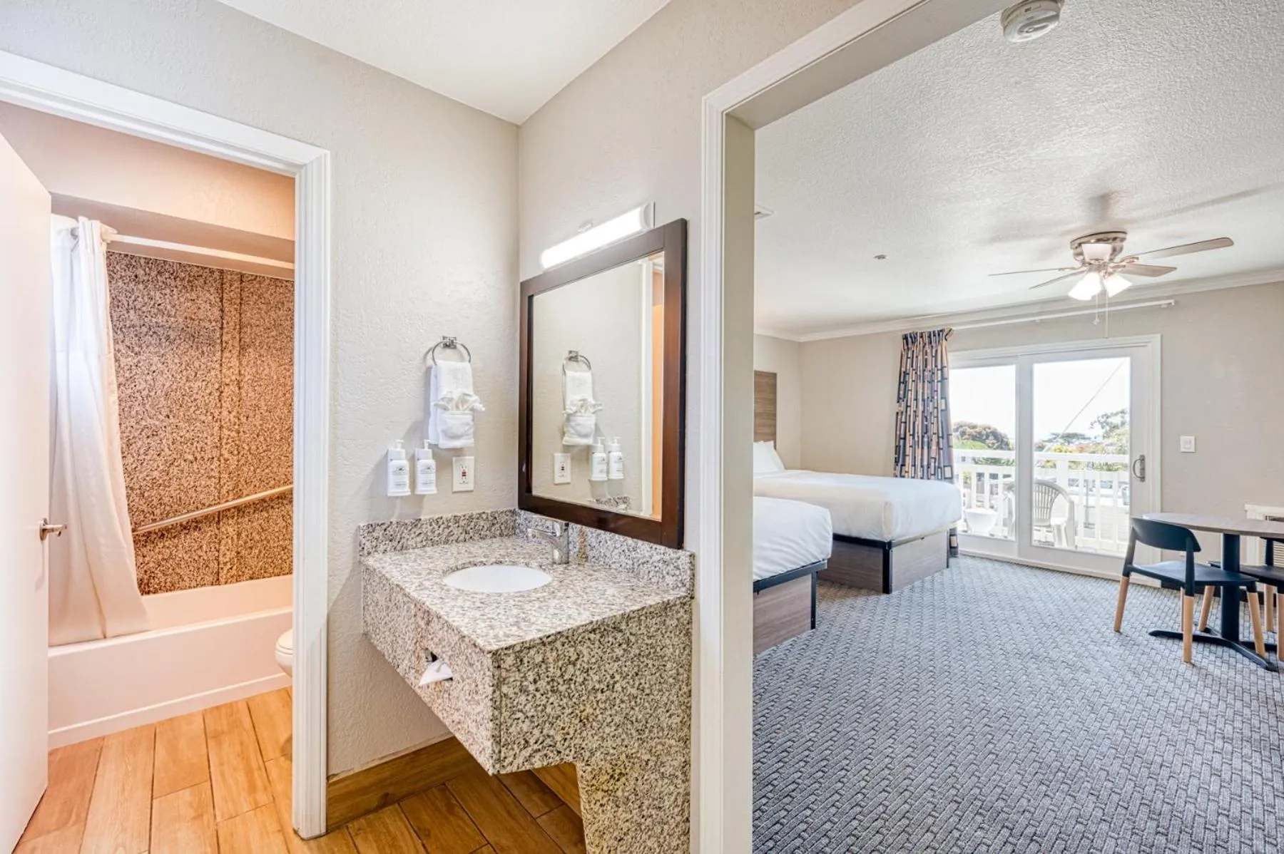 Bed in Harbor House Inn