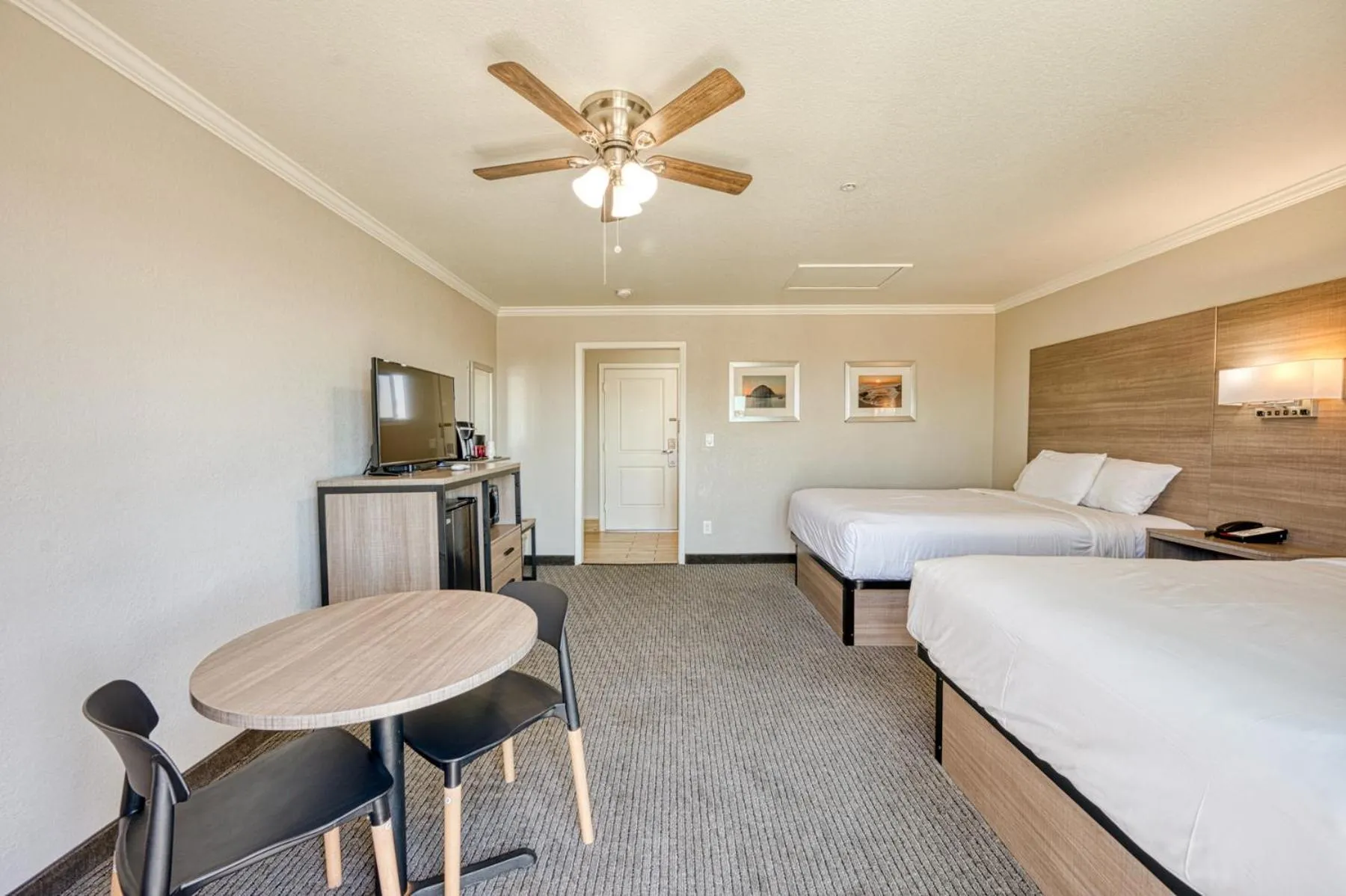 Bed in Harbor House Inn