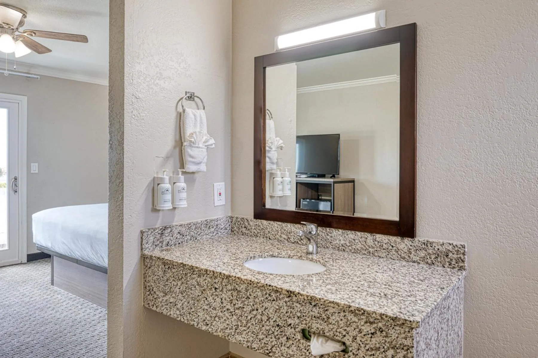 Bed in Harbor House Inn