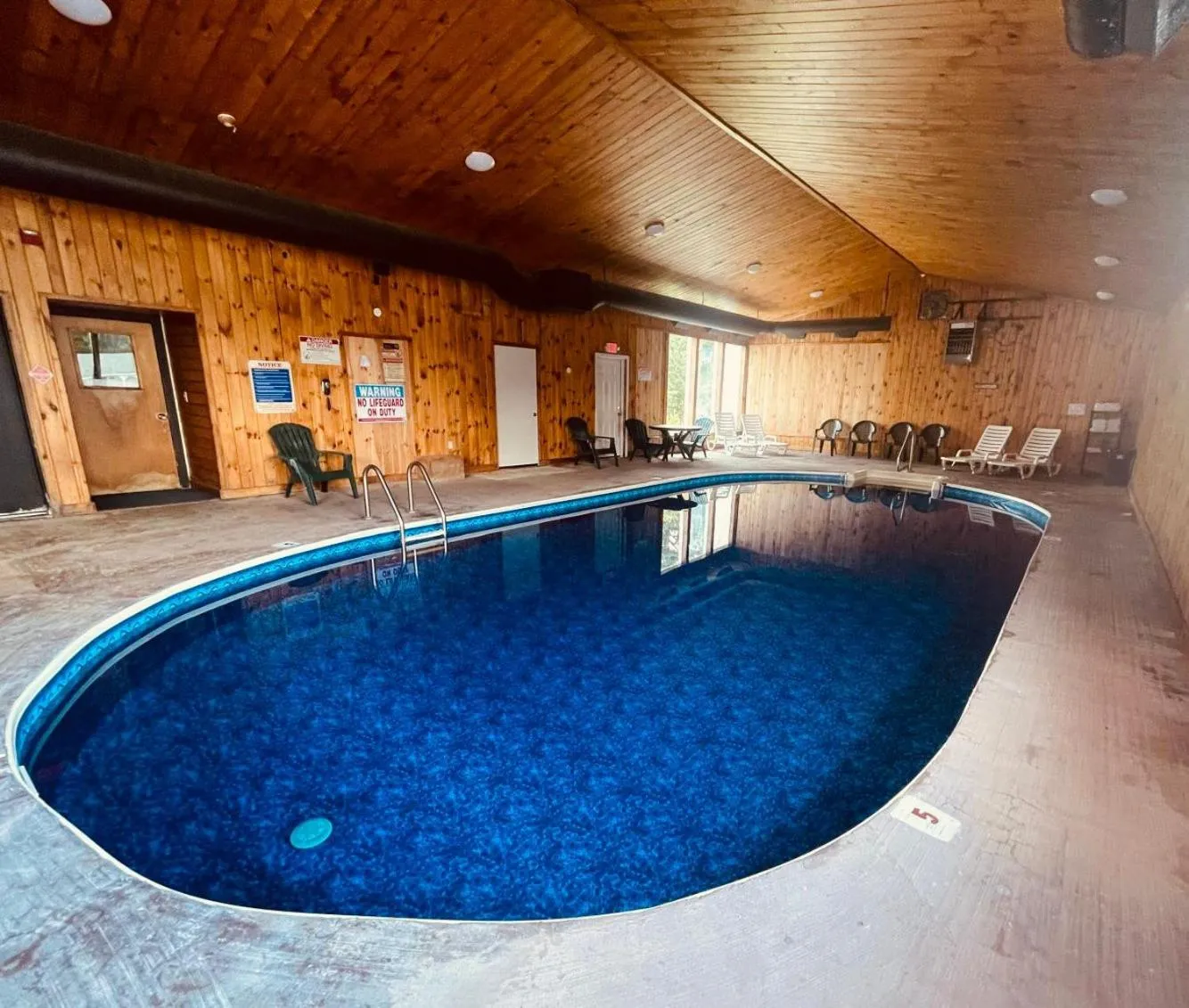 Pool view in Stonybrook Motel & Lodge